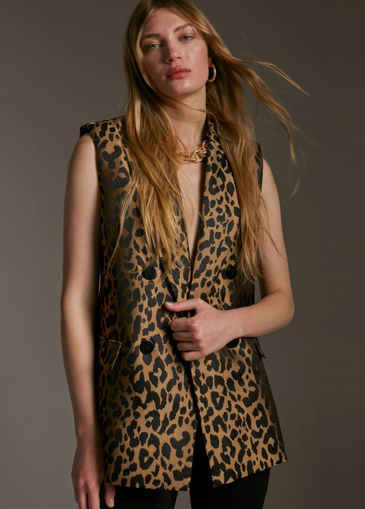 chaleco_animal_print_4.webp Lola Casademunt Animal Print | Chalecos<Chaleco animal print NEGRO-MARRON