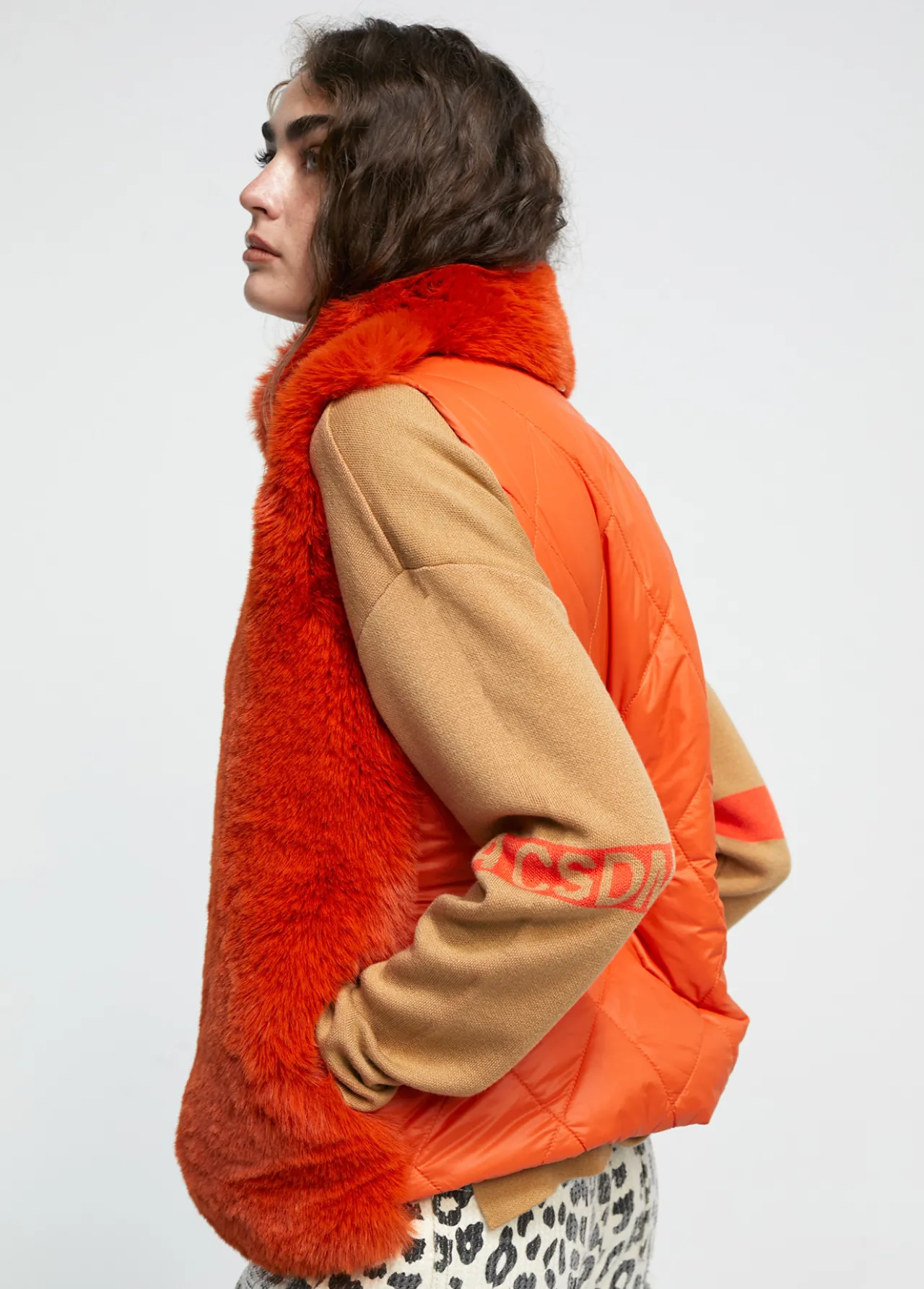 chaleco_de_pelo_2-1.webp Lola Casademunt Chalecos<Chaleco de pelo NARANJA
