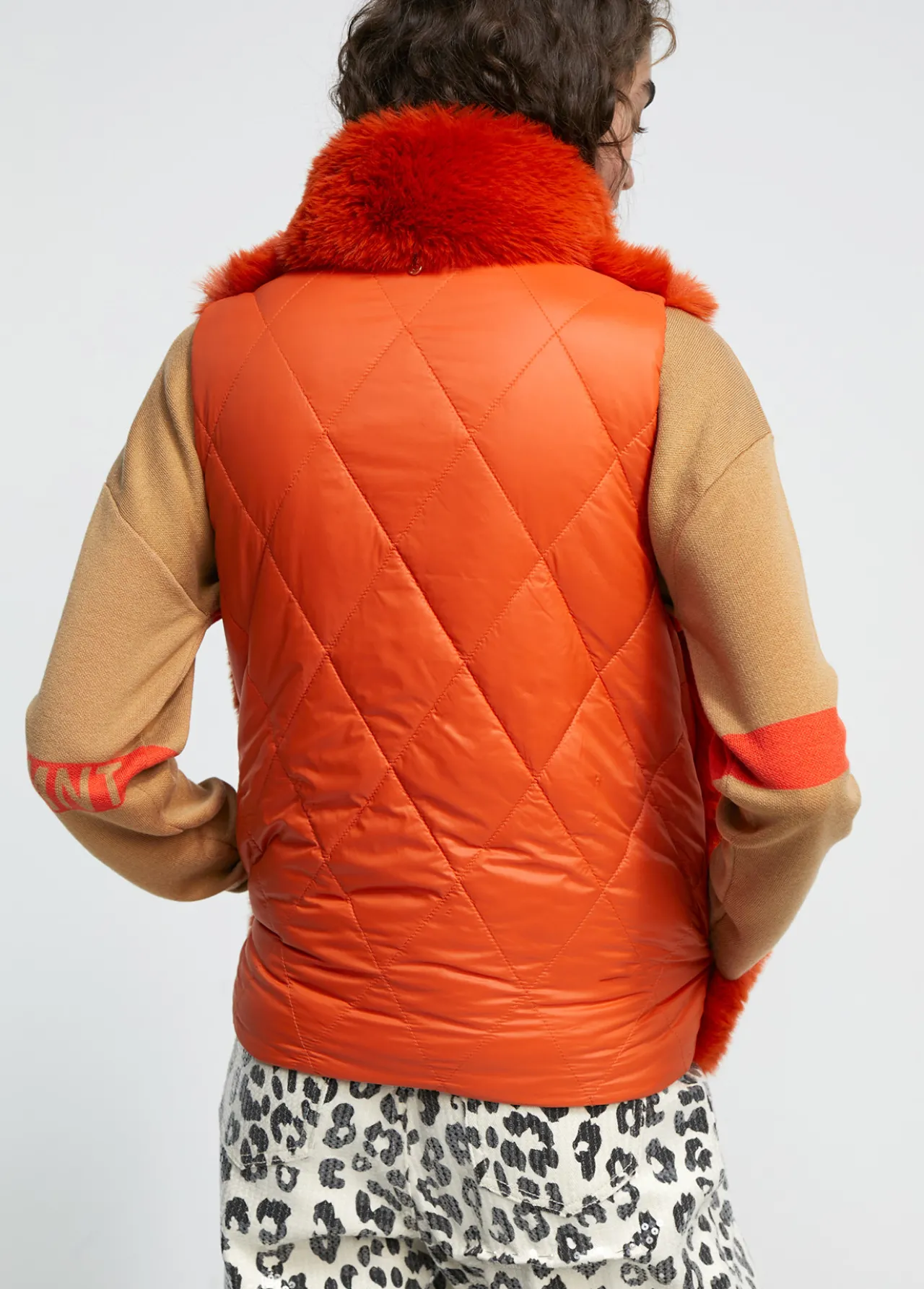chaleco_de_pelo_3-1.webp Lola Casademunt Chalecos<Chaleco de pelo NARANJA