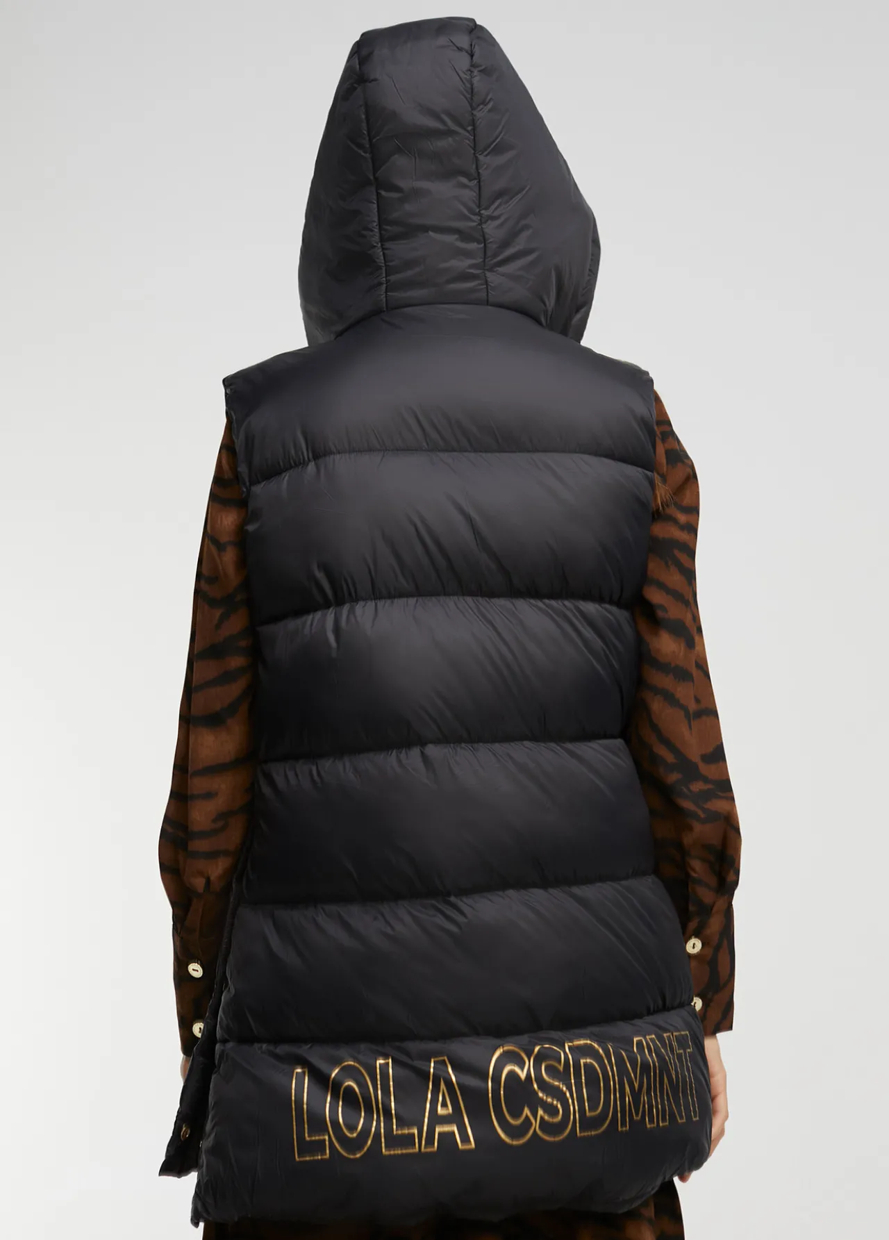 chaleco_detalles_dorados_2.webp Lola Casademunt Chalecos<Chaleco detalles dorados NEGRO