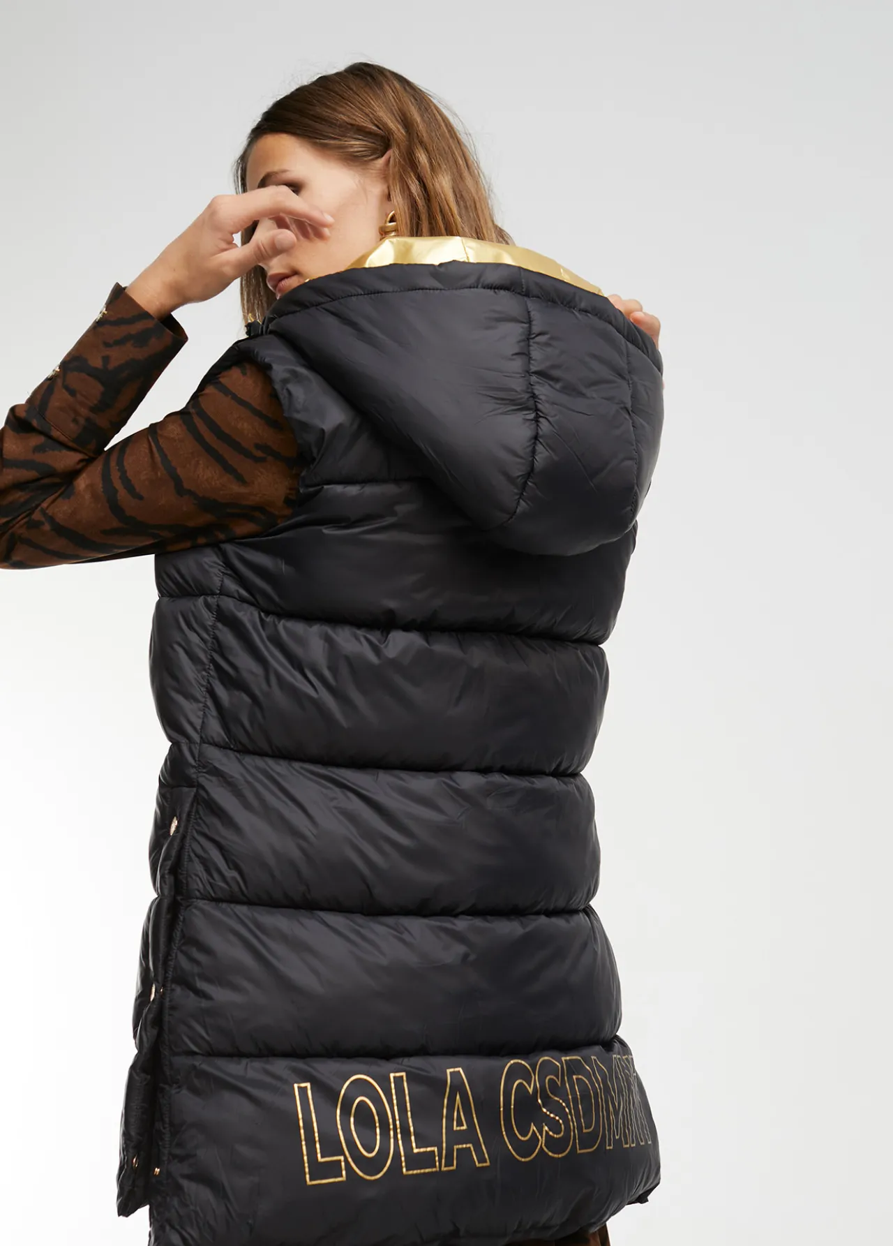 chaleco_detalles_dorados_5.webp Lola Casademunt Chalecos<Chaleco detalles dorados NEGRO