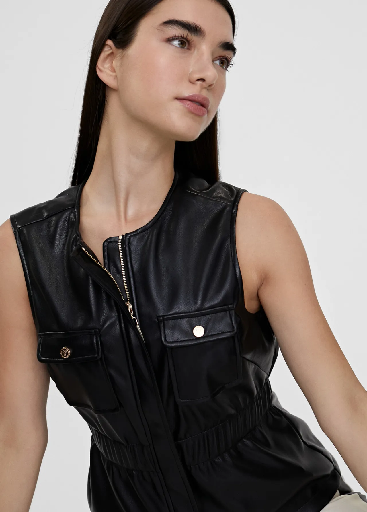 chaleco_efecto_piel_1.webp Lola Casademunt Chalecos<Chaleco efecto piel NEGRO