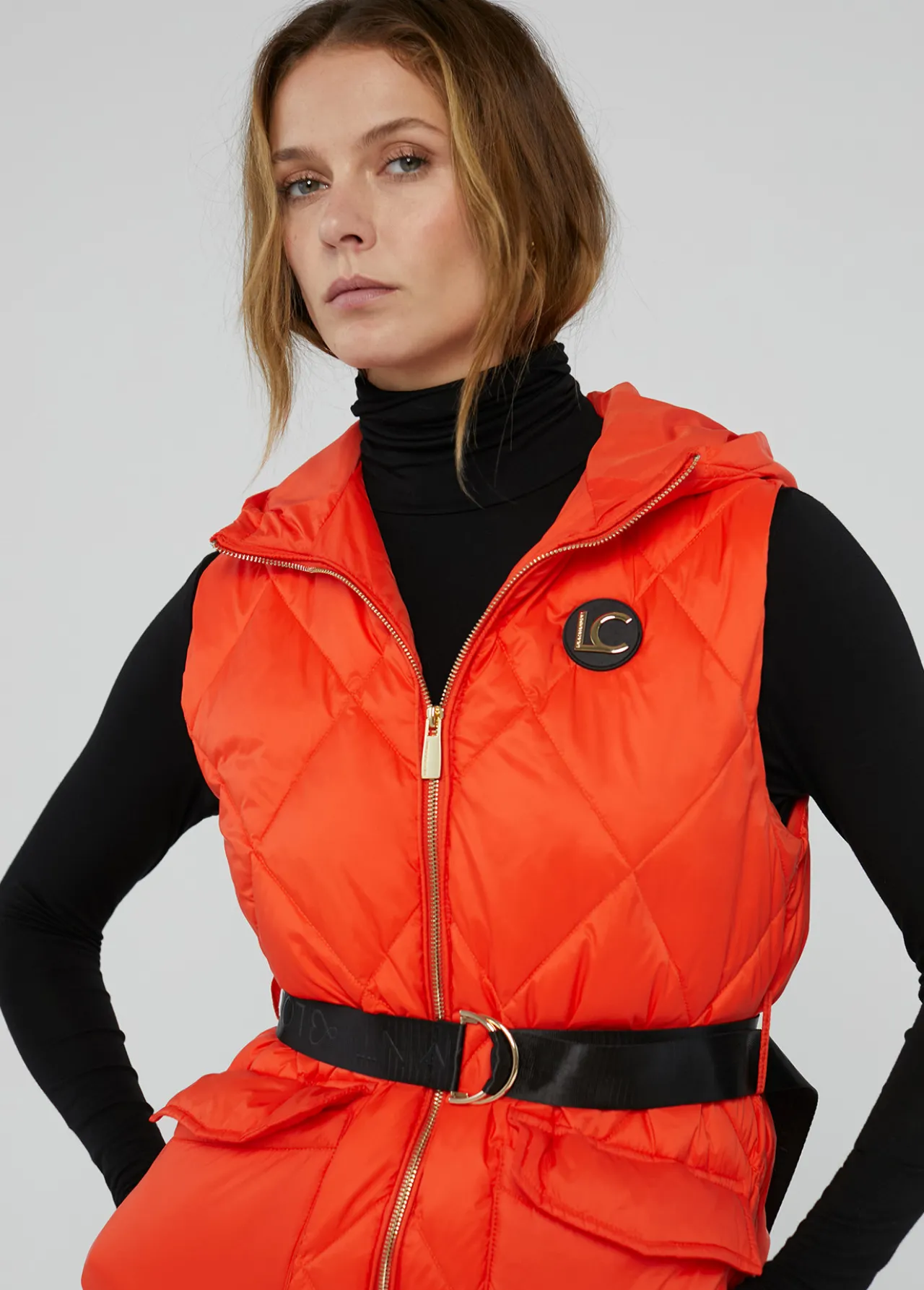 chaleco_largo_acolchado_1.webp Lola Casademunt Chalecos<Chaleco largo acolchado NARANJA
