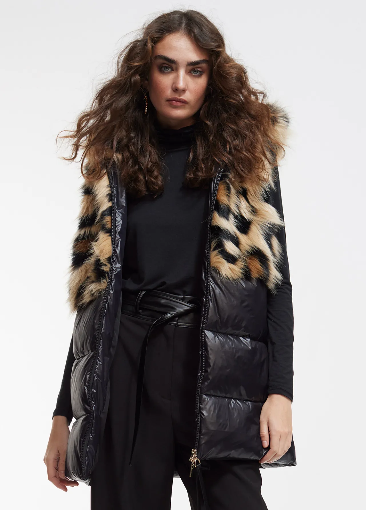 chaleco_pelo_combinado_0.webp Lola Casademunt Animal Print | Chalecos<Chaleco pelo combinado NEGRO-MARRON