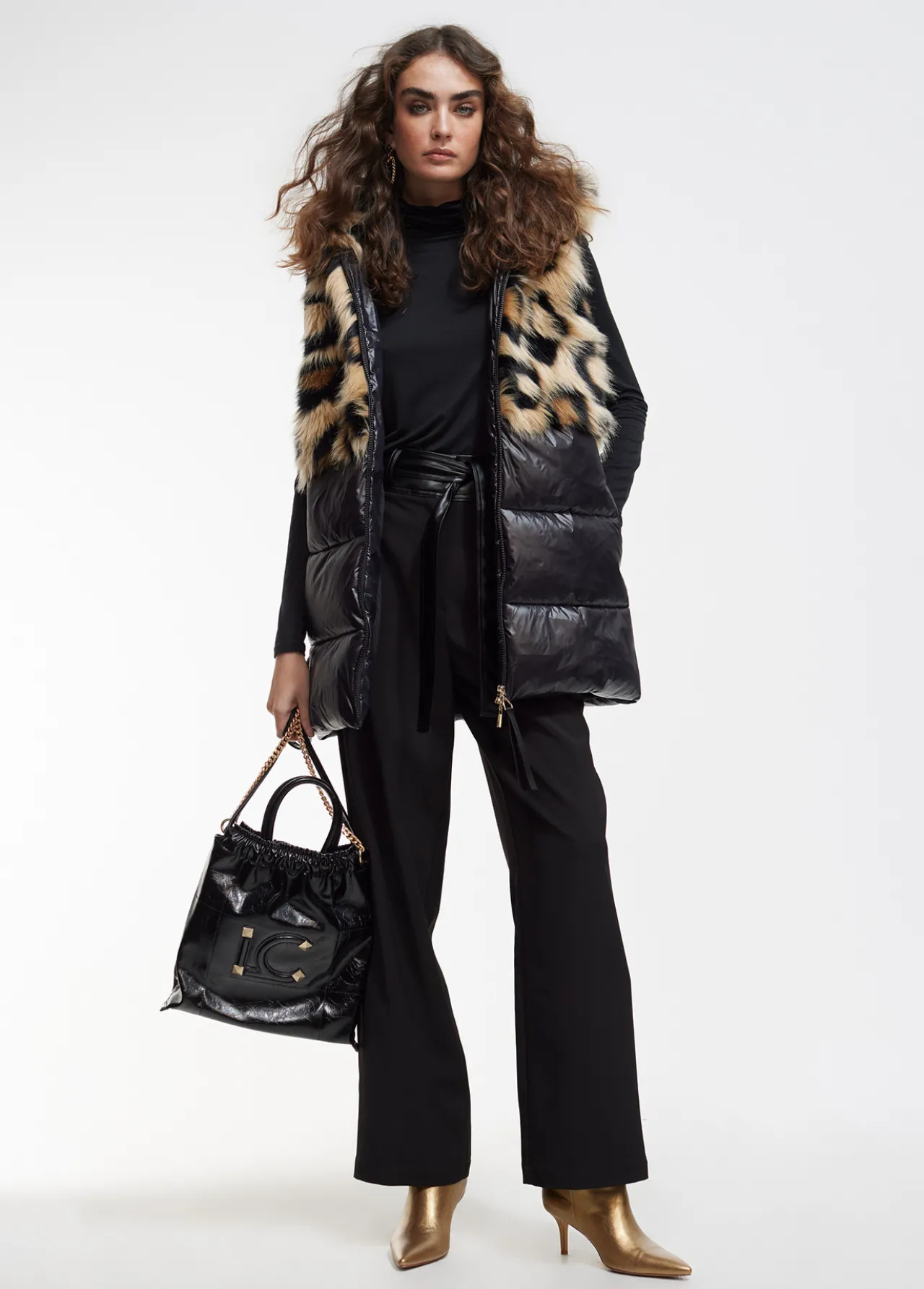 chaleco_pelo_combinado_2.webp Lola Casademunt Animal Print | Chalecos<Chaleco pelo combinado NEGRO-MARRON
