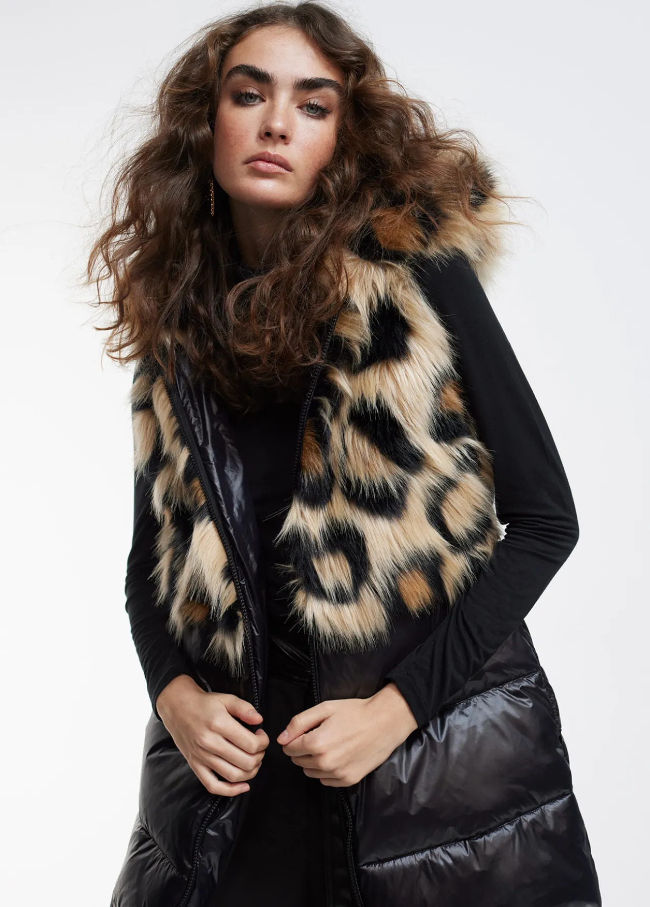 chaleco_pelo_combinado_3.webp Lola Casademunt Animal Print | Chalecos<Chaleco pelo combinado NEGRO-MARRON