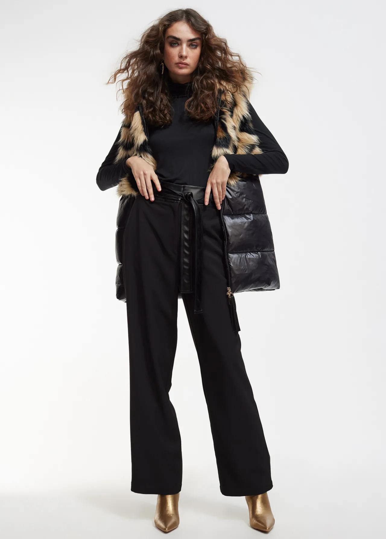 chaleco_pelo_combinado_5.webp Lola Casademunt Animal Print | Chalecos<Chaleco pelo combinado NEGRO-MARRON