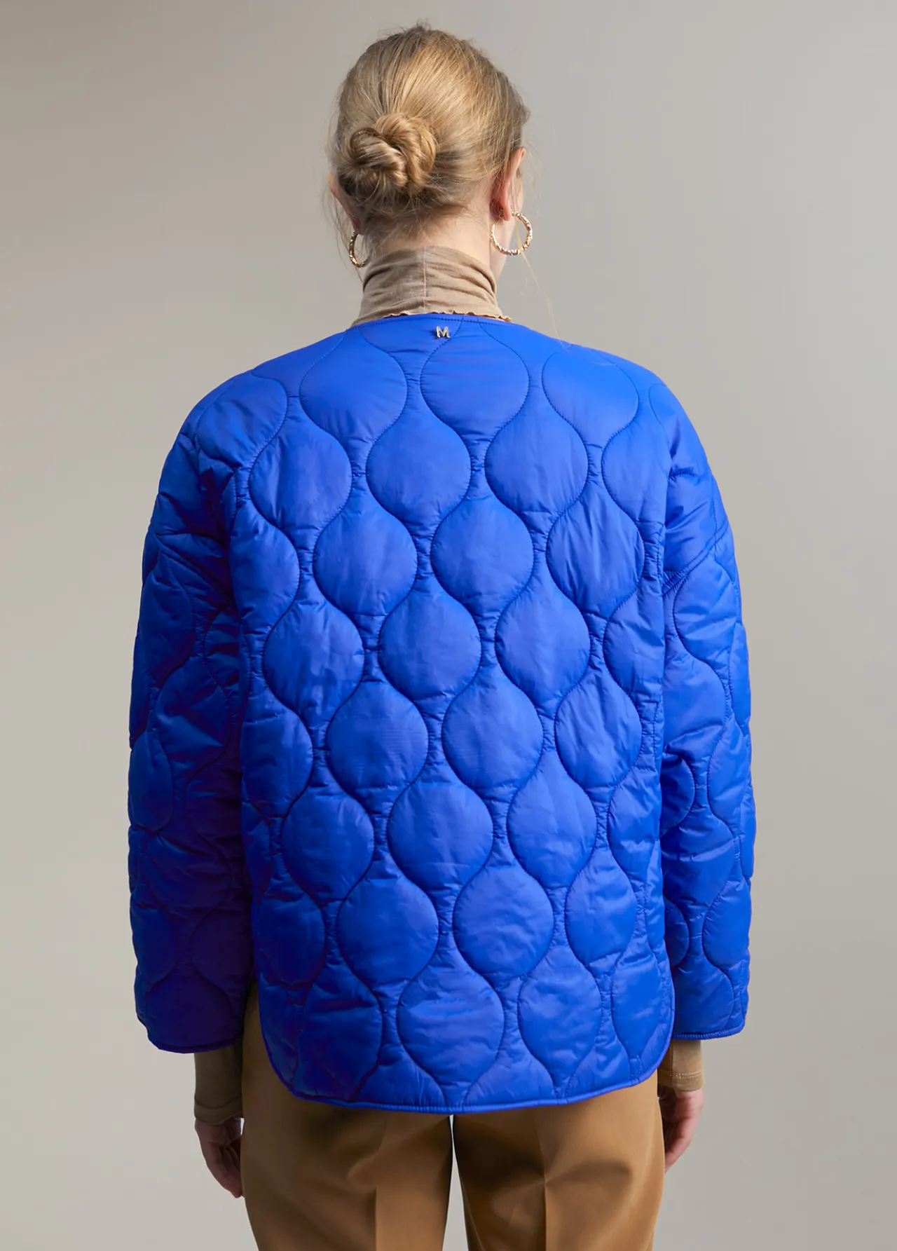chaqueta_acolchada_6-1.webp Lola Casademunt Abrigos Y Cazadoras<Chaqueta acolchada AZULELECTRICO