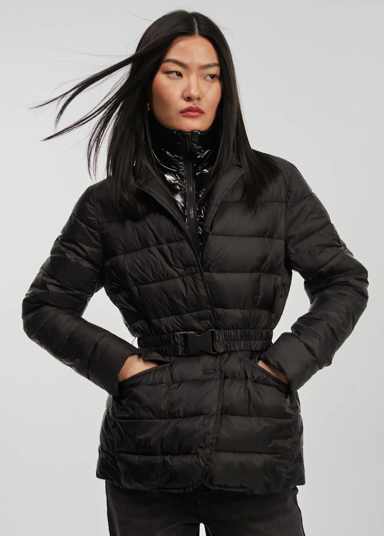 chaqueta_acolchada_con_cinturn_2.webp Lola Casademunt Abrigos Y Cazadoras | Chaquetas Y Gabardinas<Chaqueta acolchada con cinturón NEGRO