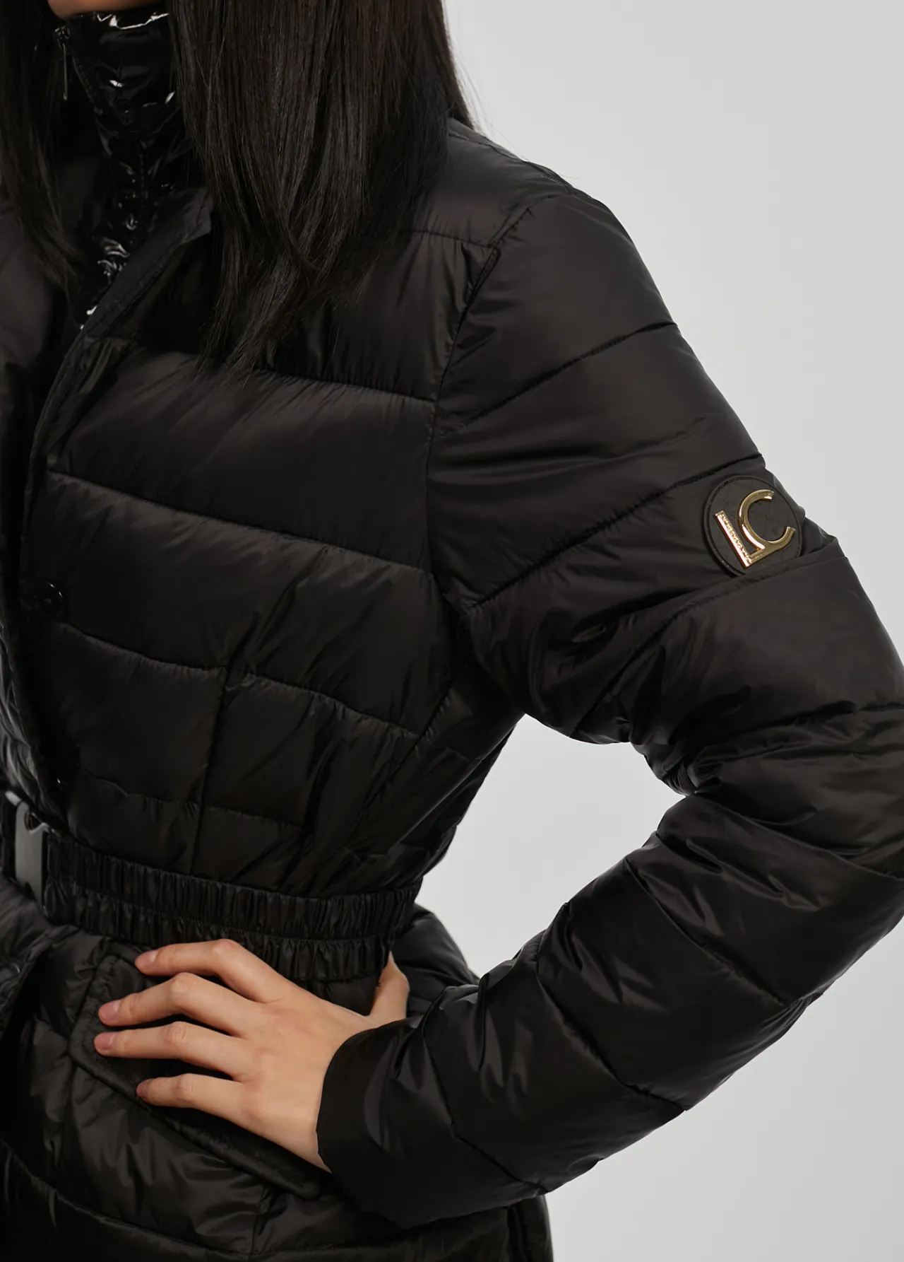 chaqueta_acolchada_con_cinturn_5.webp Lola Casademunt Abrigos Y Cazadoras | Chaquetas Y Gabardinas<Chaqueta acolchada con cinturón NEGRO