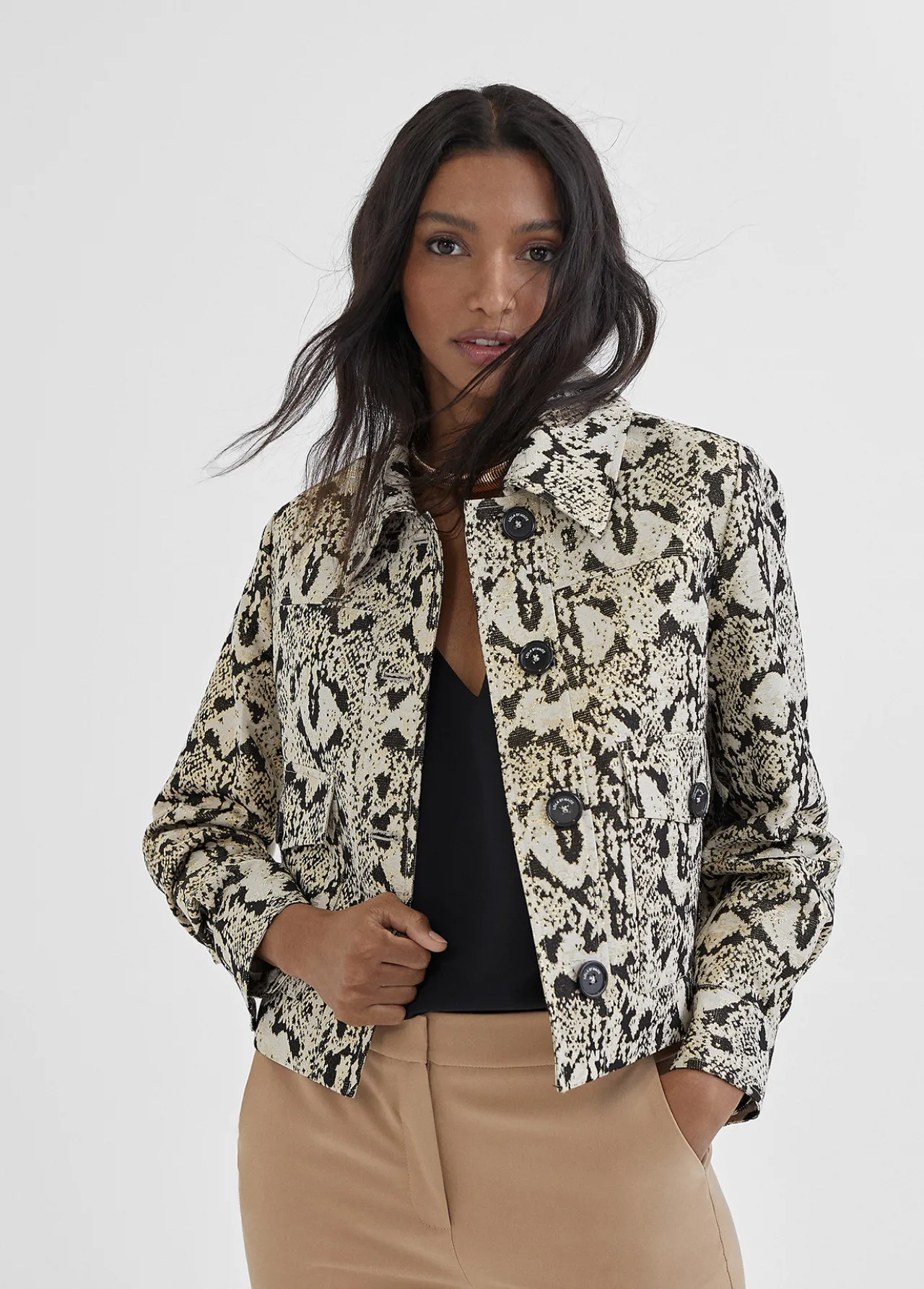 chaqueta_corta_animal_print_0.webp Lola Casademunt Chaquetas Y Gabardinas | Americanas Y Blazers<Chaqueta corta animal print NEGRO-MARRON