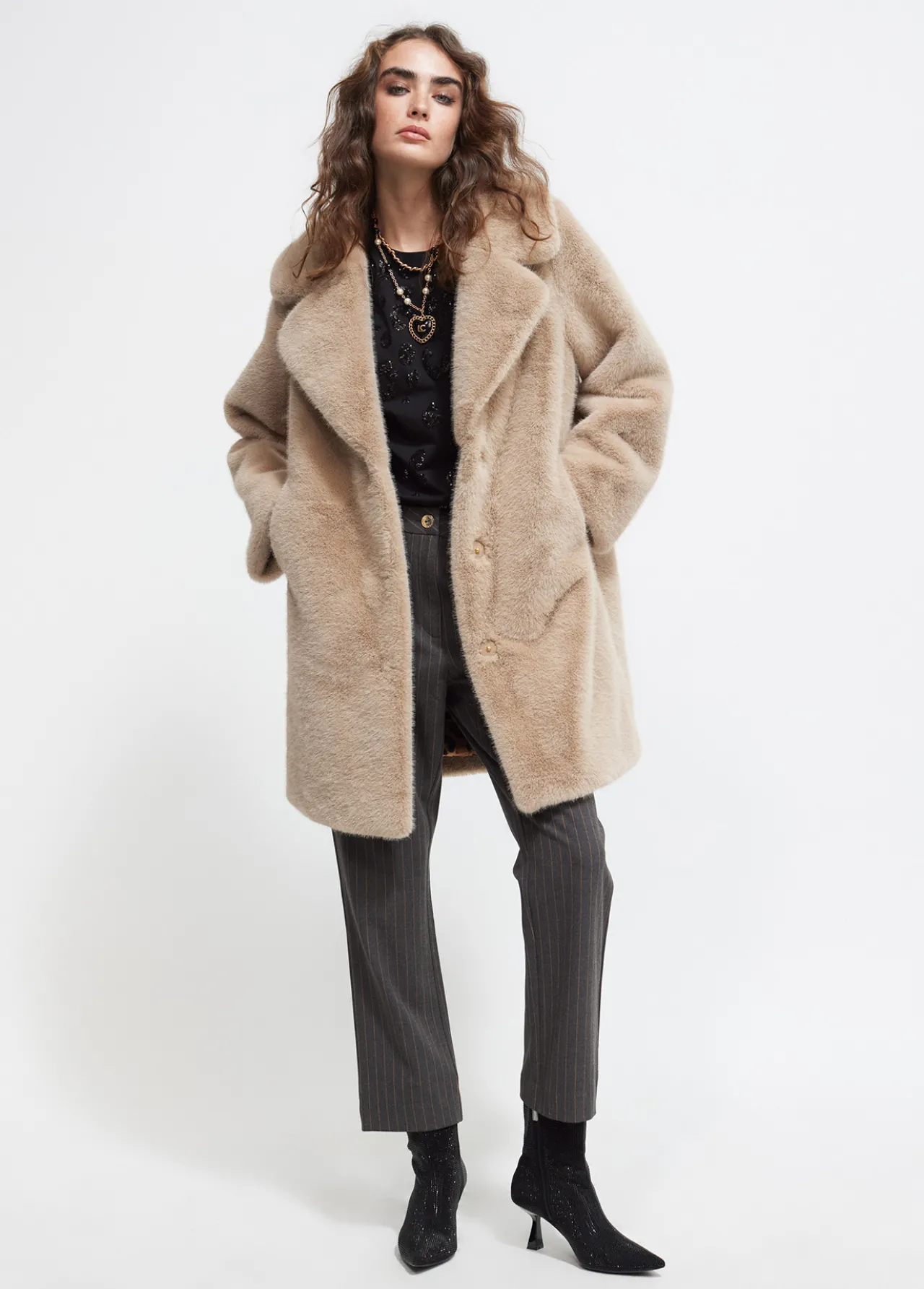 chaqueta_de_pelo_0-2.webp Lola Casademunt Abrigos Y Cazadoras<Chaqueta de pelo CAMEL