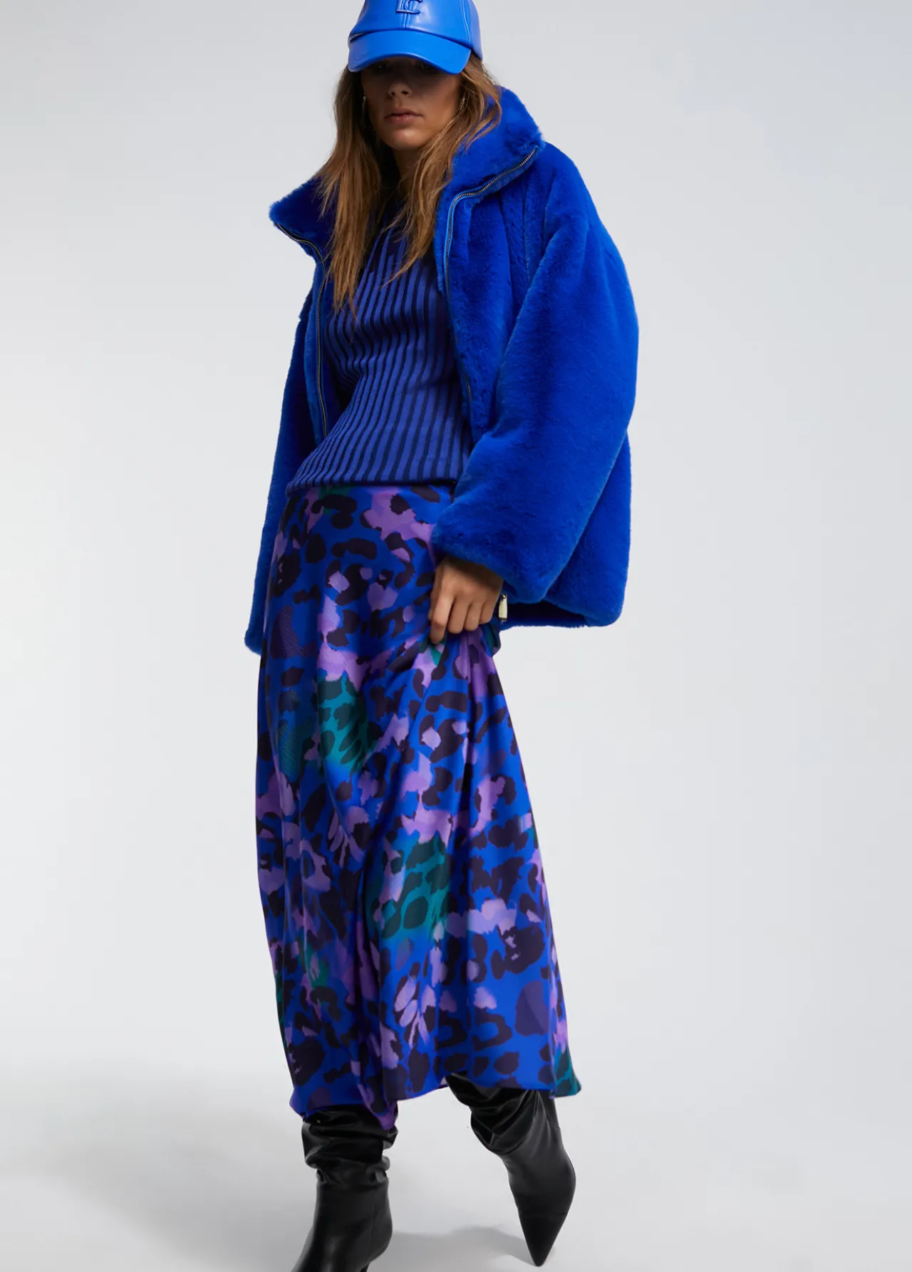 chaqueta_de_pelo_2.webp Lola Casademunt Abrigos Y Cazadoras | Chaquetas Y Gabardinas<Chaqueta de pelo AZUL