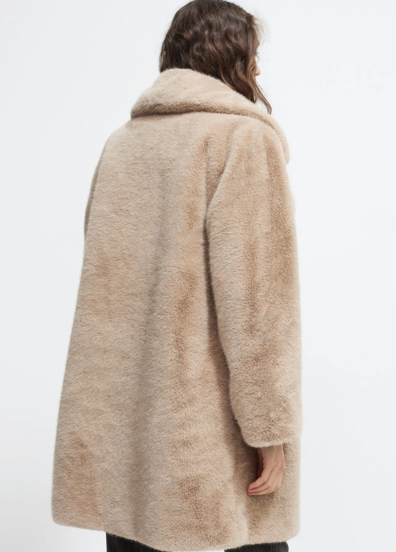 chaqueta_de_pelo_5-2.webp Lola Casademunt Abrigos Y Cazadoras<Chaqueta de pelo CAMEL