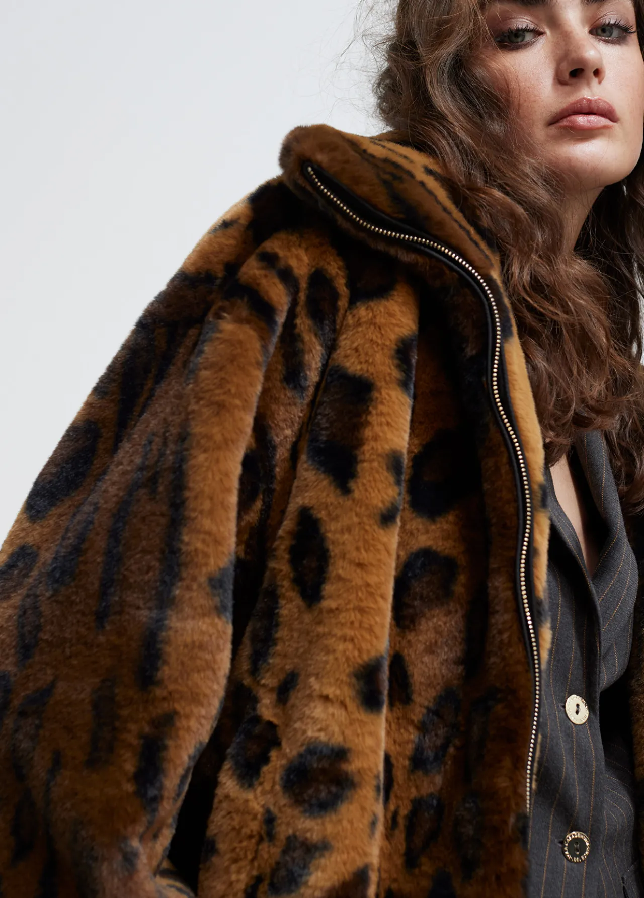chaqueta_de_pelo_animal_print_2.webp Lola Casademunt Animal Print | Abrigos Y Cazadoras<Chaqueta de pelo animal print MARRON-NEGRO