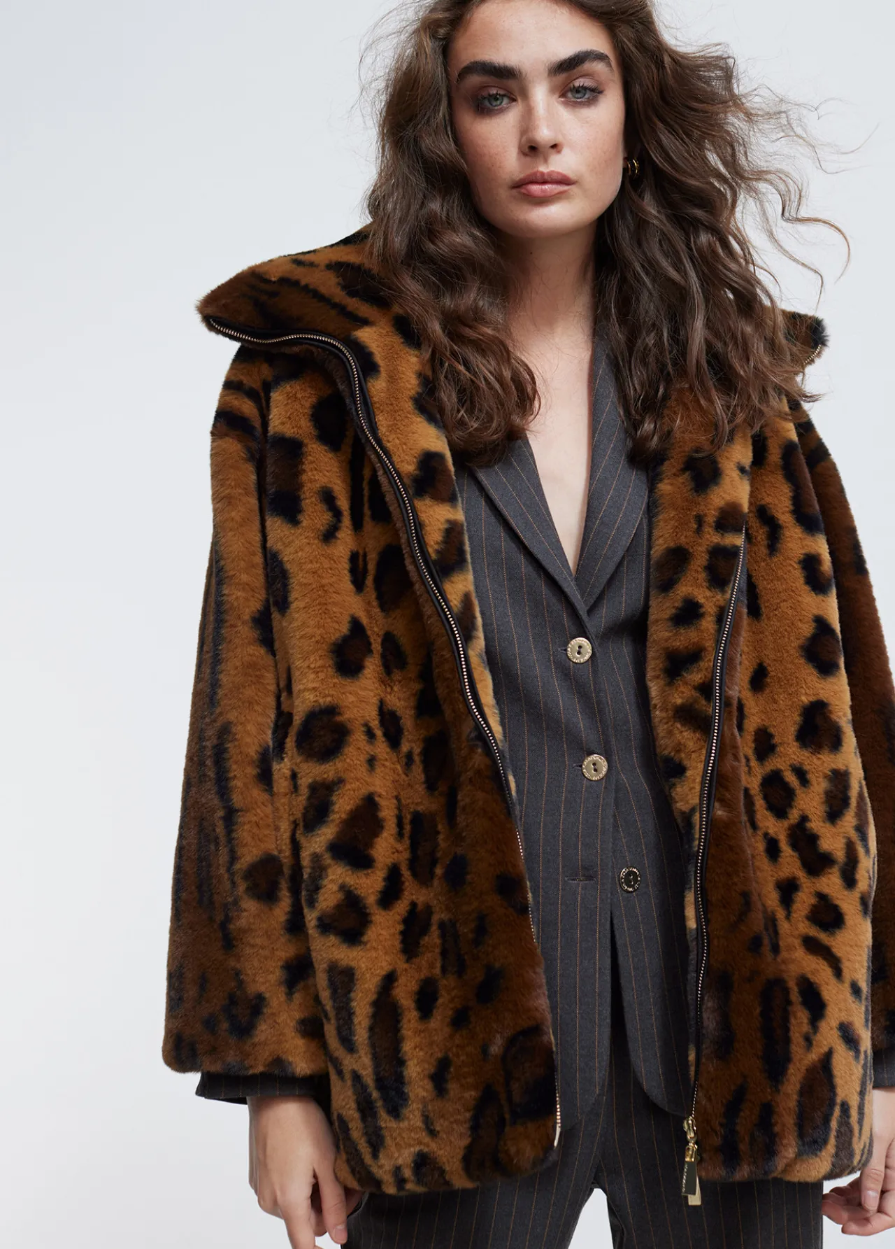 chaqueta_de_pelo_animal_print_3.webp Lola Casademunt Animal Print | Abrigos Y Cazadoras<Chaqueta de pelo animal print MARRON-NEGRO