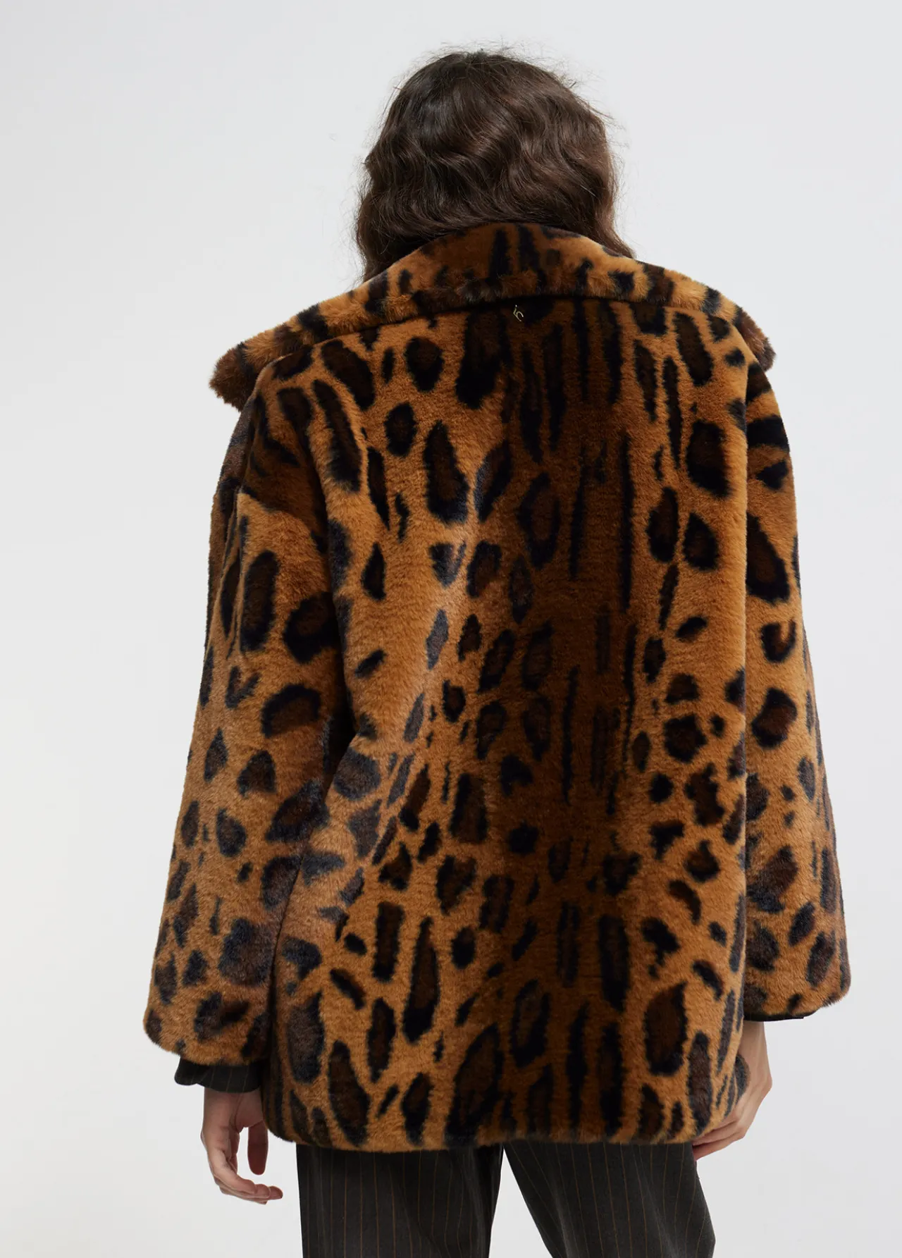 chaqueta_de_pelo_animal_print_5.webp Lola Casademunt Animal Print | Abrigos Y Cazadoras<Chaqueta de pelo animal print MARRON-NEGRO