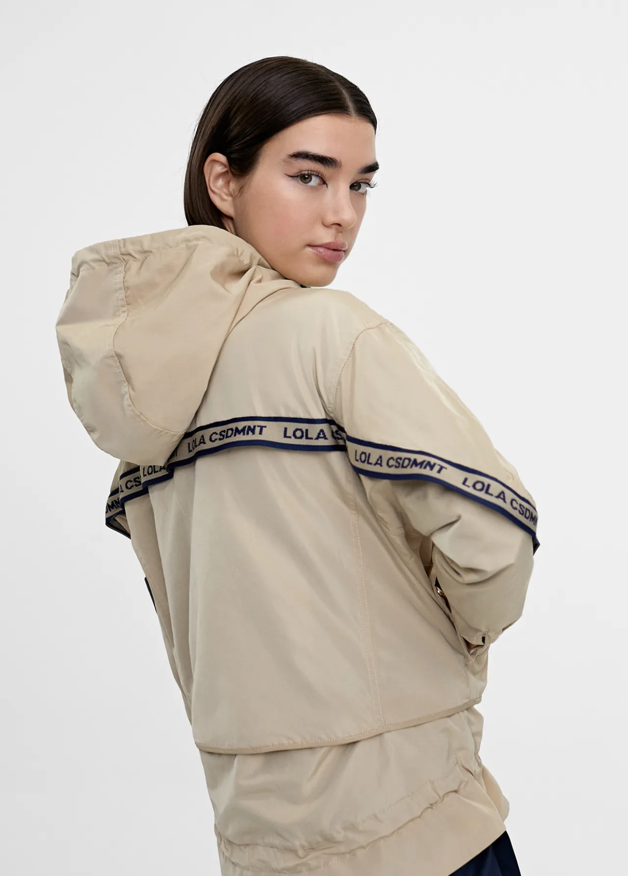 chaqueta_deportiva_con_capucha_5.webp Lola Casademunt Chaquetas Y Gabardinas<Chaqueta deportiva con capucha BEIG