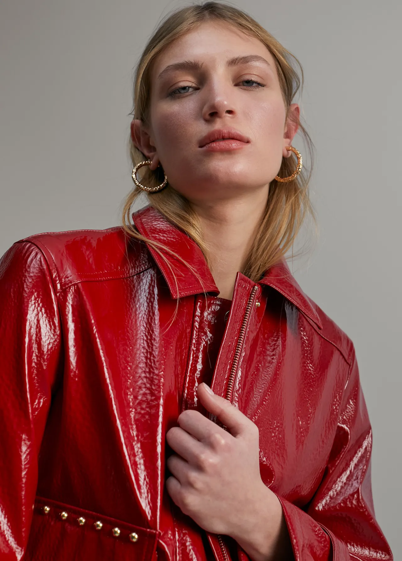 chaqueta_efecto_charol_6.webp Lola Casademunt Abrigos Y Cazadoras<Chaqueta efecto charol ROJO