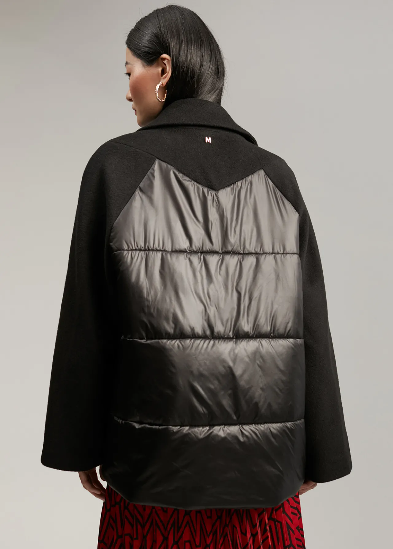 chaqueta_espalda_acolchada_1.webp Lola Casademunt Abrigos Y Cazadoras<Chaqueta espalda acolchada NEGRO