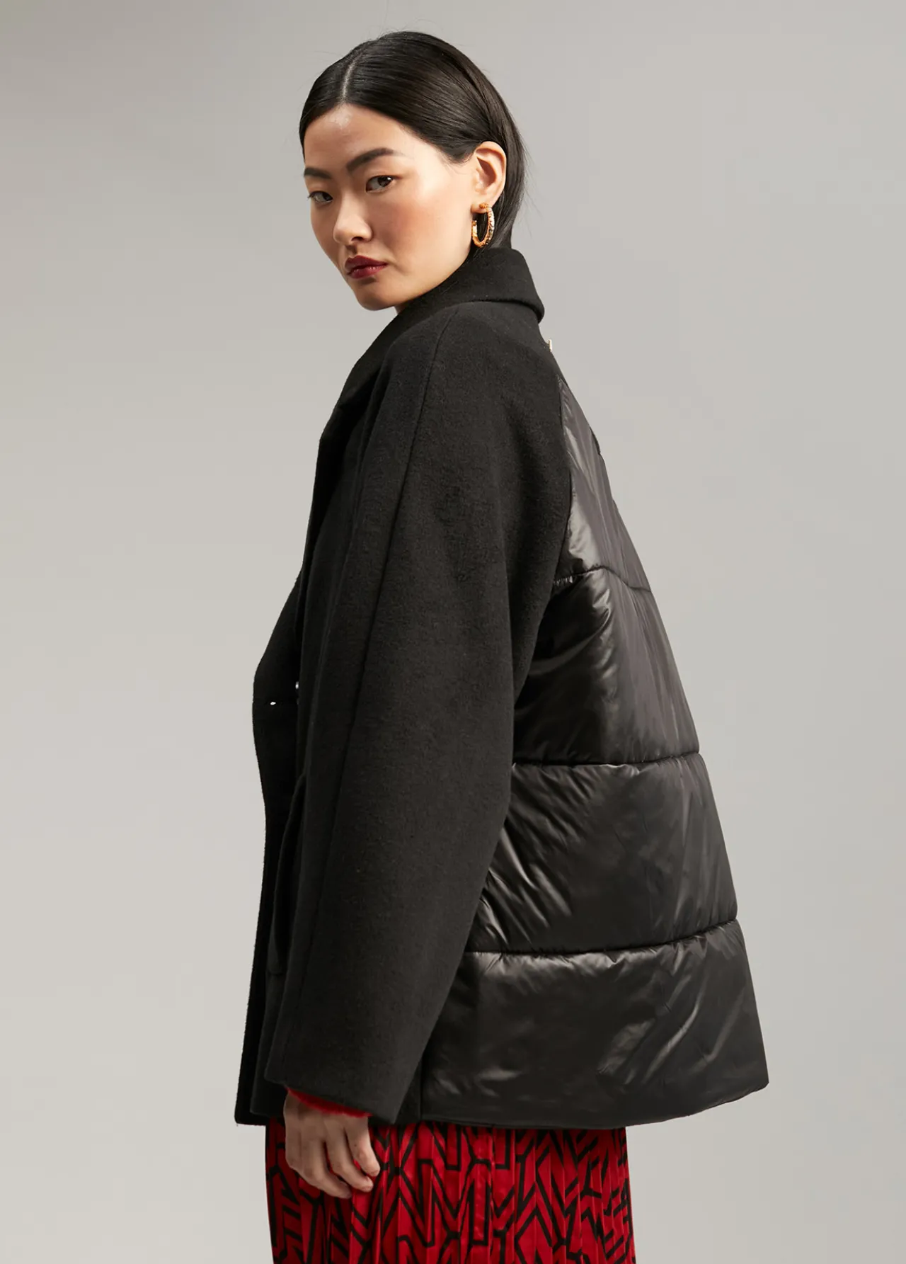 chaqueta_espalda_acolchada_2.webp Lola Casademunt Abrigos Y Cazadoras<Chaqueta espalda acolchada NEGRO
