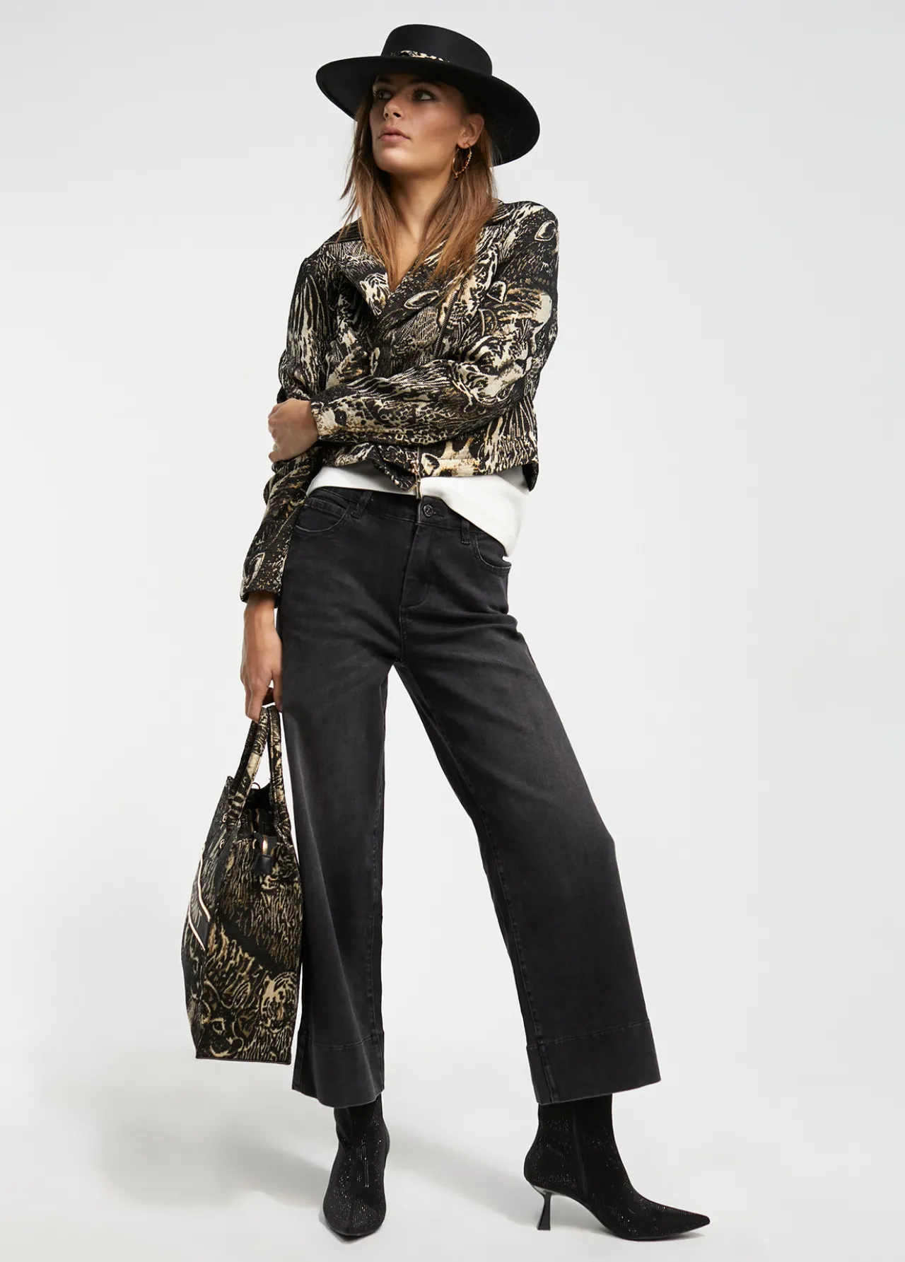 chaqueta_jacquard_animal_1.webp Lola Casademunt Animal Print | Abrigos Y Cazadoras<Chaqueta Jacquard animal NEGRO-METAL