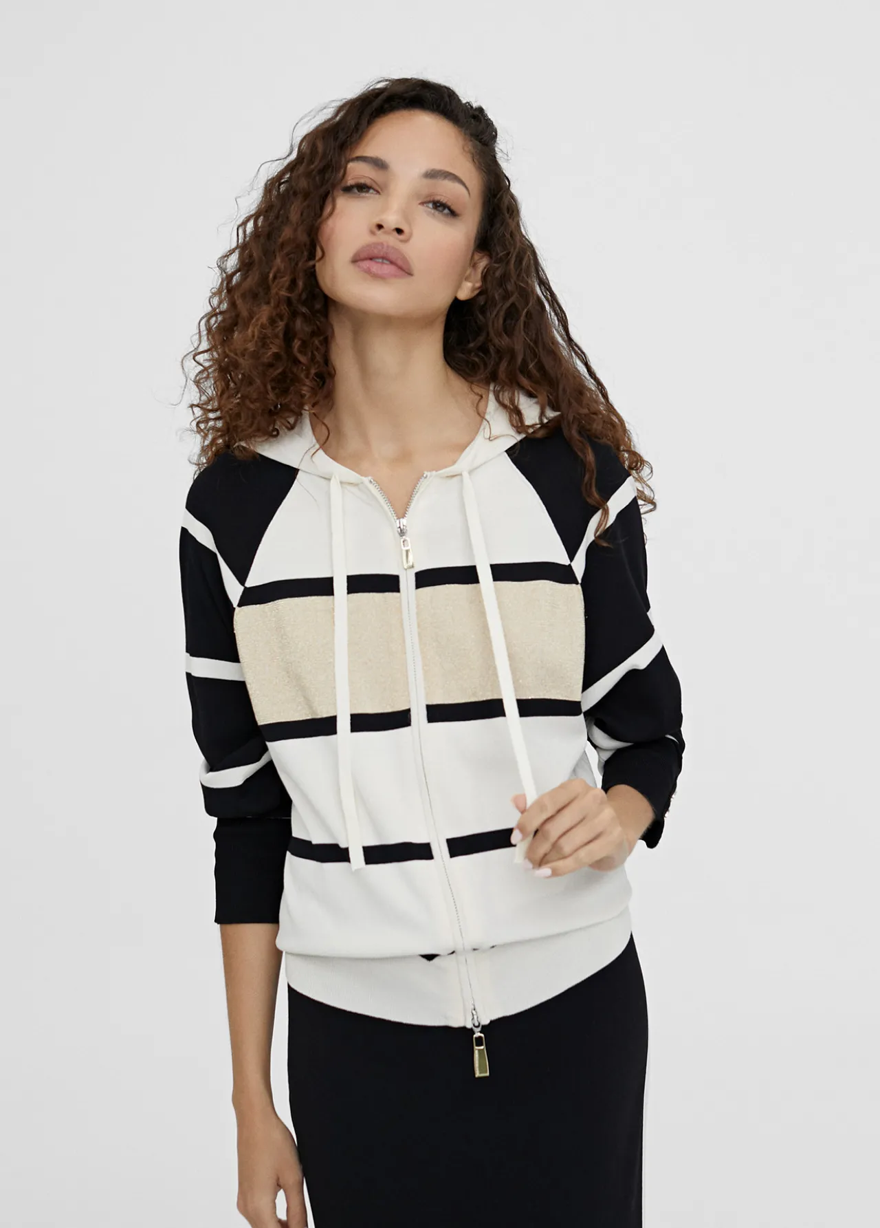 chaqueta_rayas_con_capucha_0.webp Lola Casademunt Punto | Chaquetas Y Gabardinas<Chaqueta rayas con capucha NEGRO-CRUDO