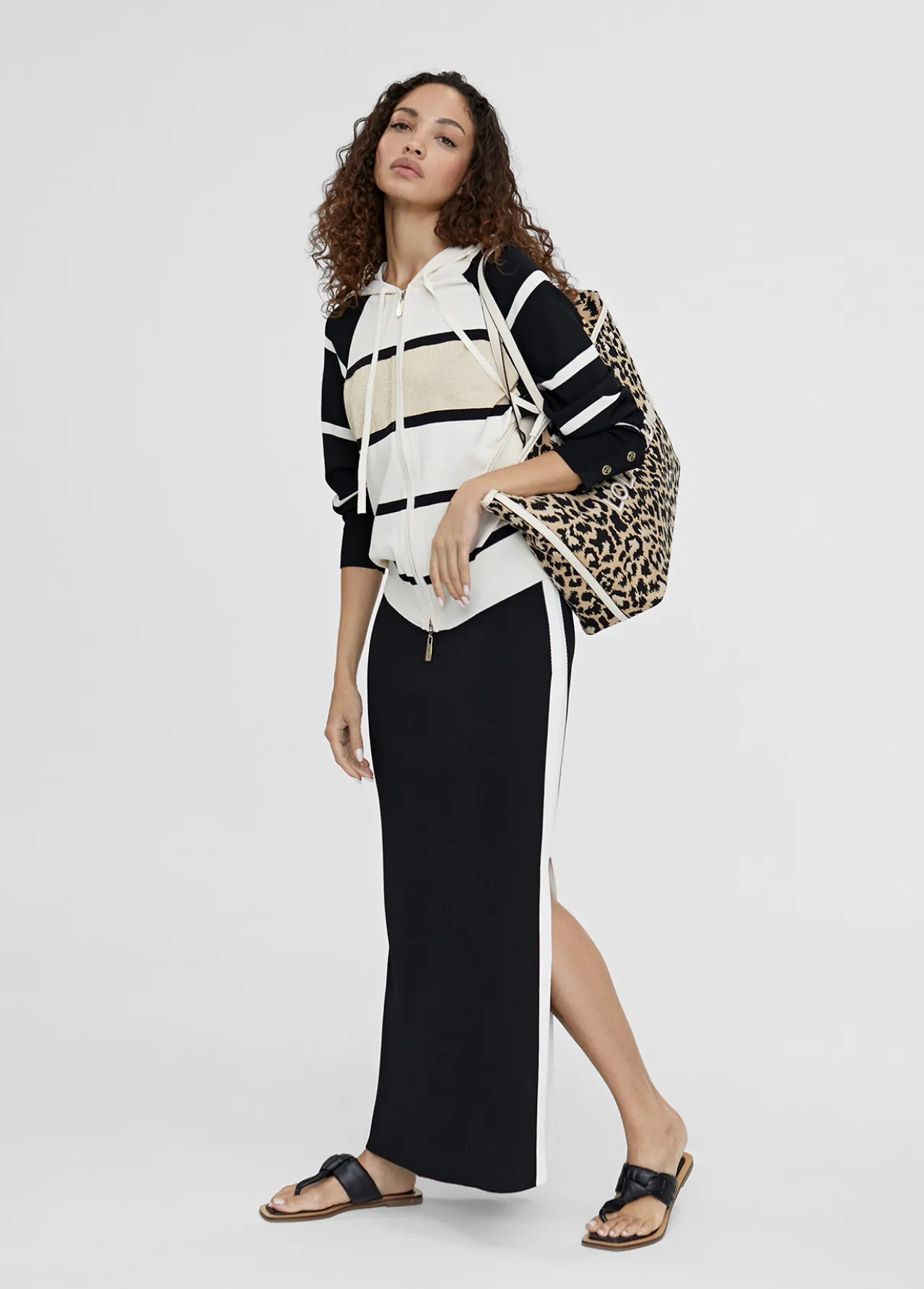 chaqueta_rayas_con_capucha_1.webp Lola Casademunt Punto | Chaquetas Y Gabardinas<Chaqueta rayas con capucha NEGRO-CRUDO