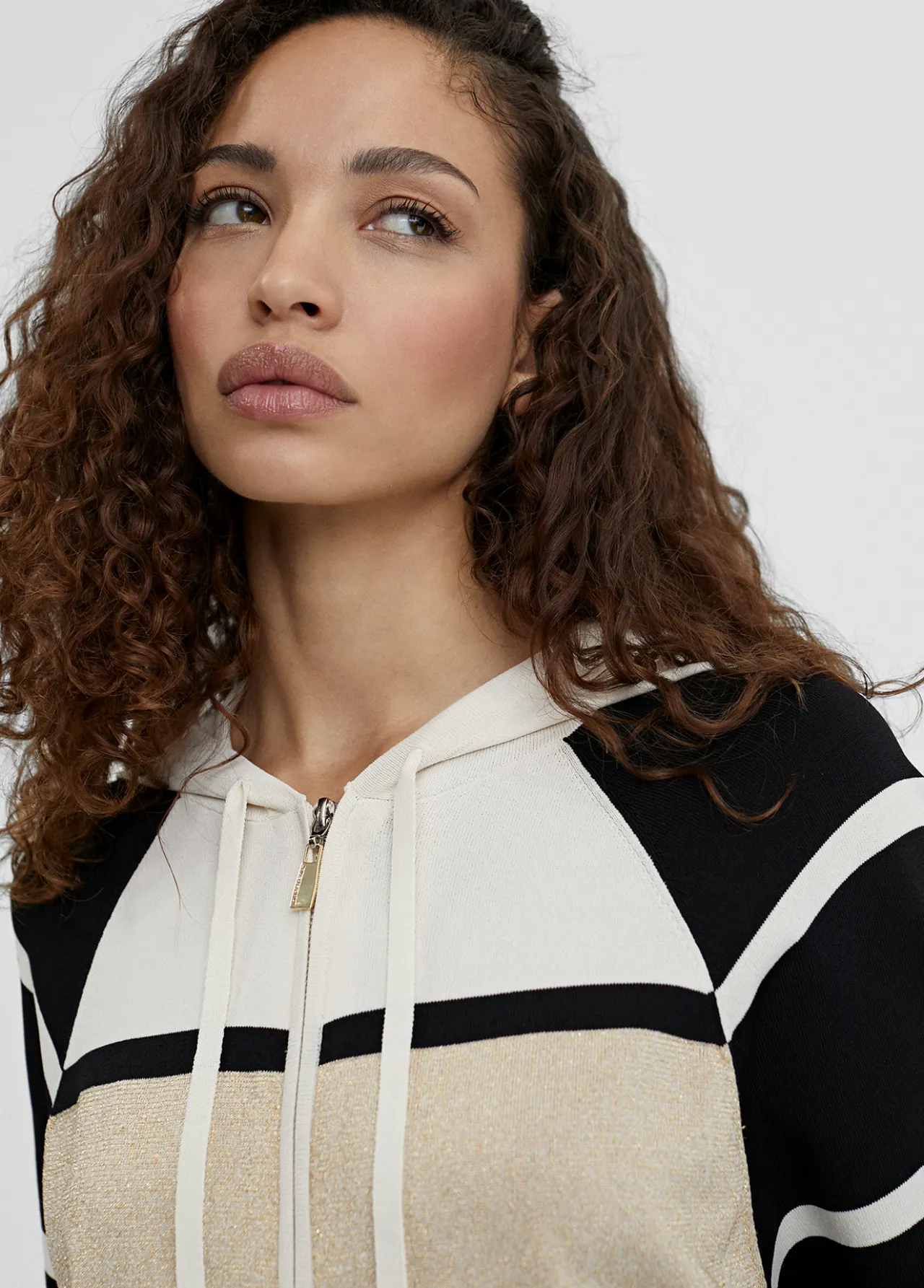 chaqueta_rayas_con_capucha_2.webp Lola Casademunt Punto | Chaquetas Y Gabardinas<Chaqueta rayas con capucha NEGRO-CRUDO