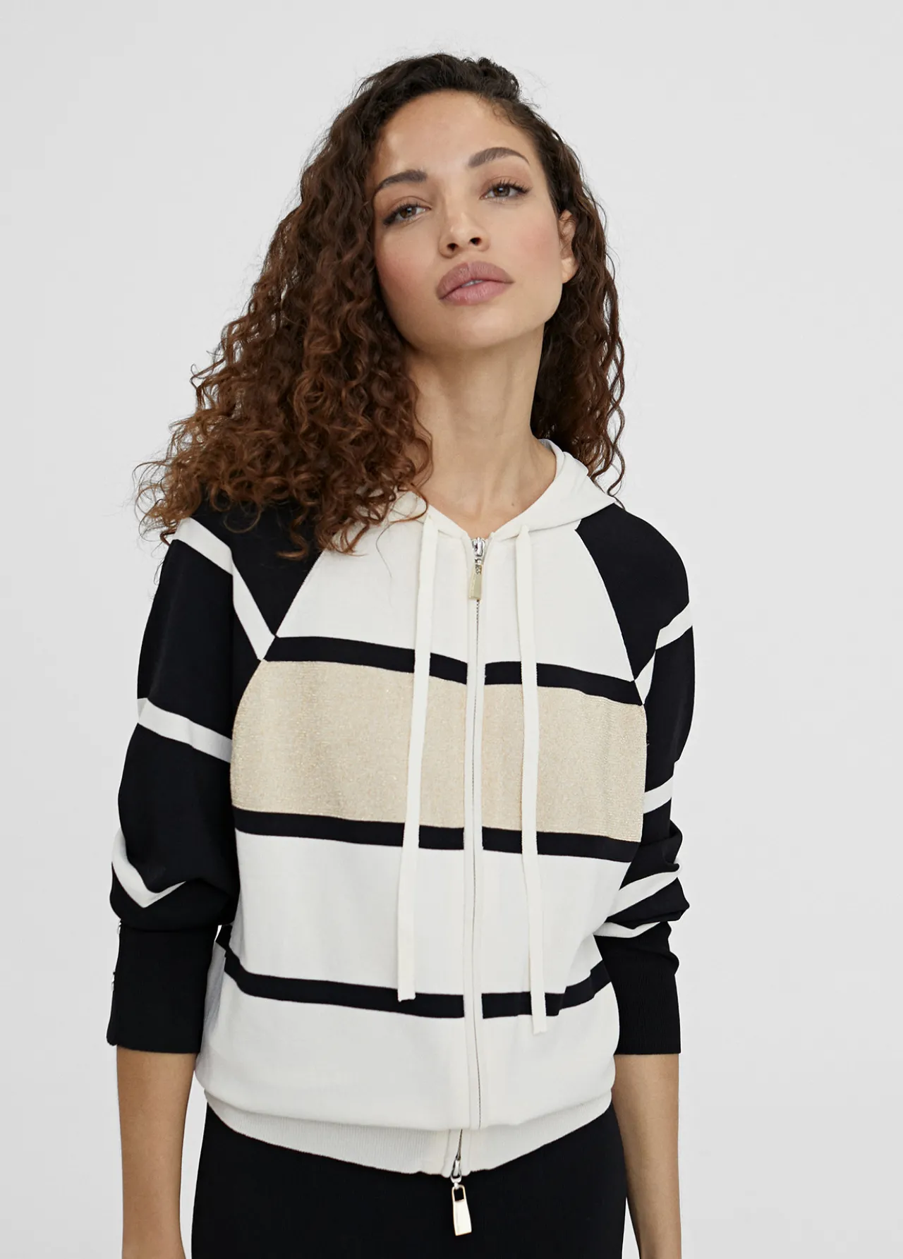 chaqueta_rayas_con_capucha_4.webp Lola Casademunt Punto | Chaquetas Y Gabardinas<Chaqueta rayas con capucha NEGRO-CRUDO