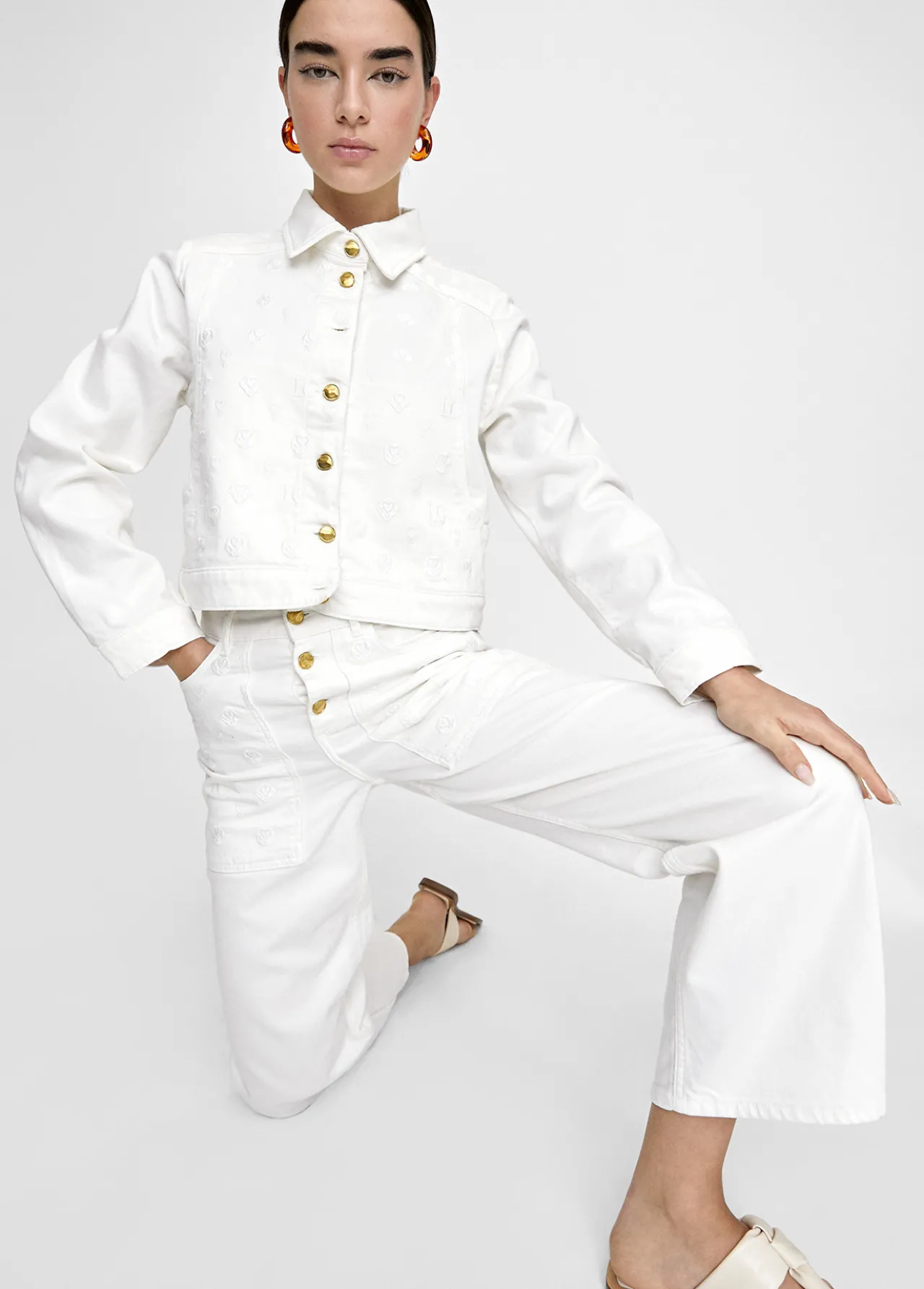 chaqueta_tejana_blanca_2.webp Lola Casademunt Chaquetas Y Gabardinas | Abrigos Y Cazadoras<Chaqueta tejana blanca BLANCO