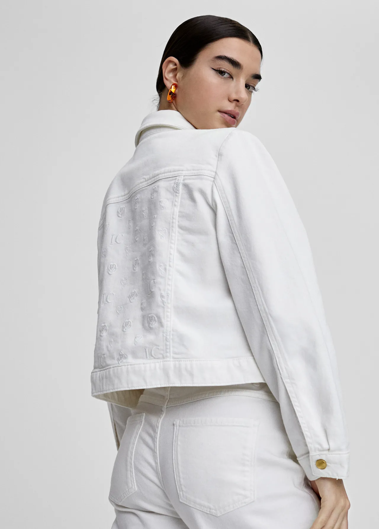 chaqueta_tejana_blanca_6.webp Lola Casademunt Chaquetas Y Gabardinas | Abrigos Y Cazadoras<Chaqueta tejana blanca BLANCO
