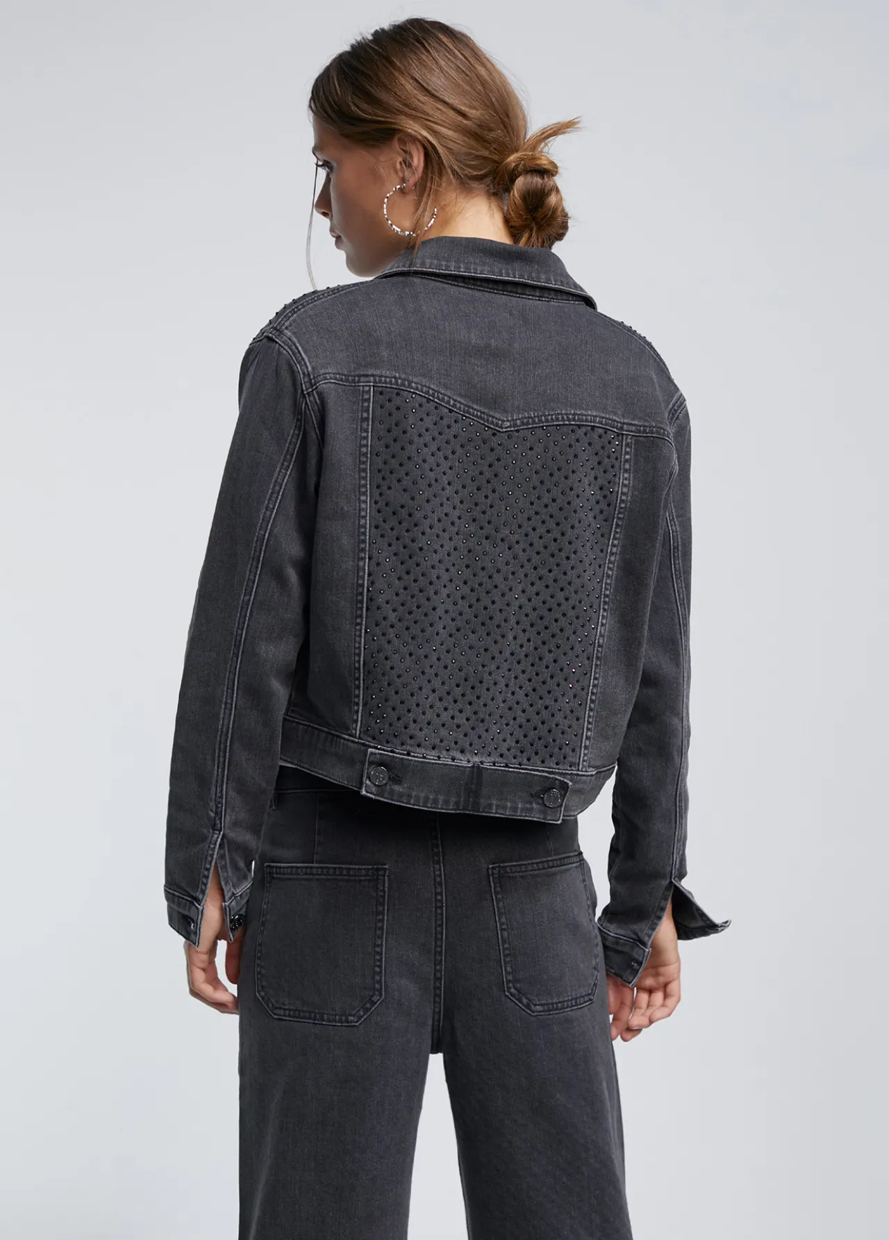 chaqueta_tejana_strass_2.webp Lola Casademunt Abrigos Y Cazadoras<Chaqueta tejana strass TEJANOGRIS