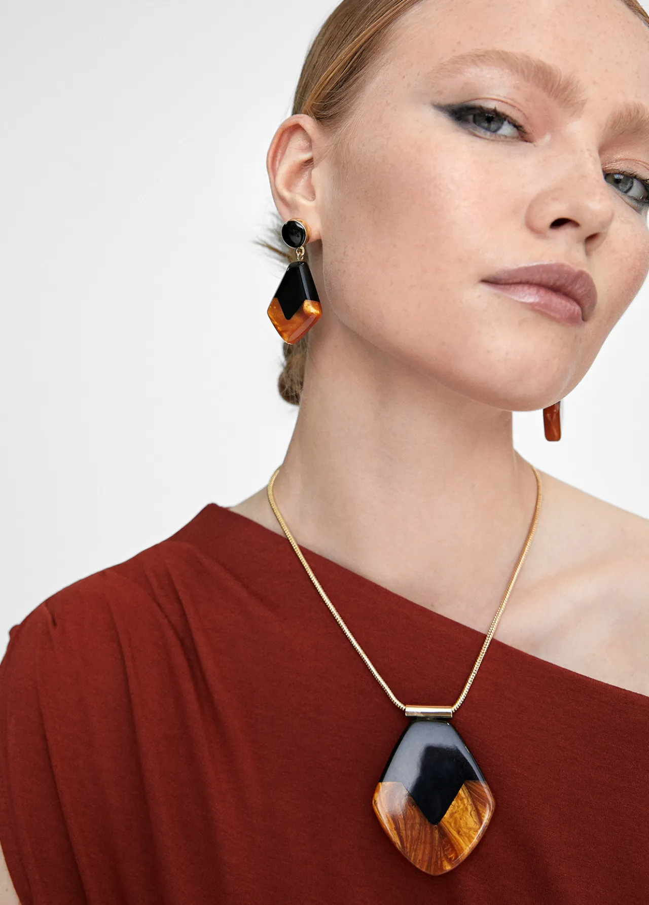 collar_con_colgante_tnico_1.webp Lola Casademunt Bisuteria<Collar con colgante étnico MARRON