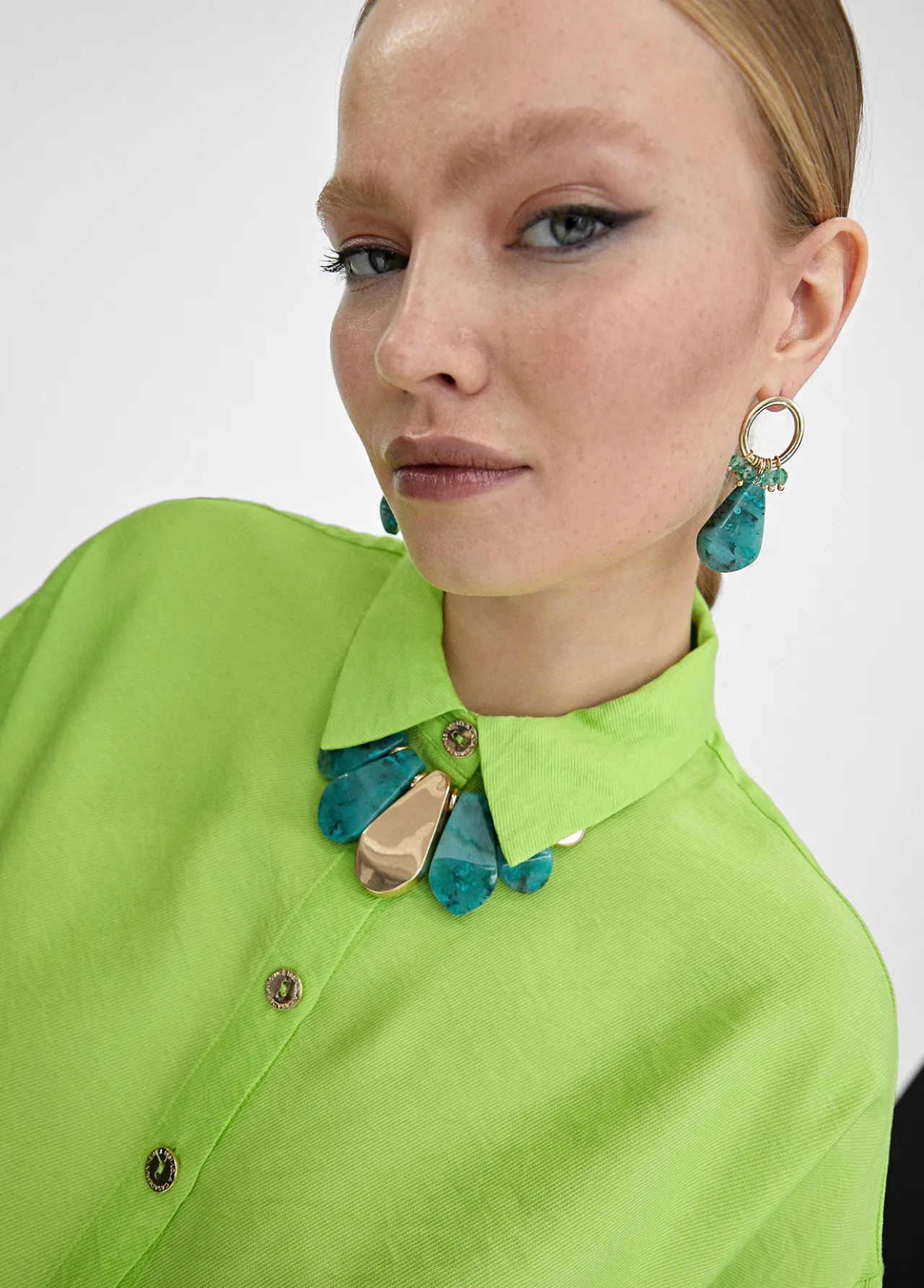 collar_con_colgante_turquesa_1.webp Lola Casademunt Bisuteria<Collar con colgante TURQUESA