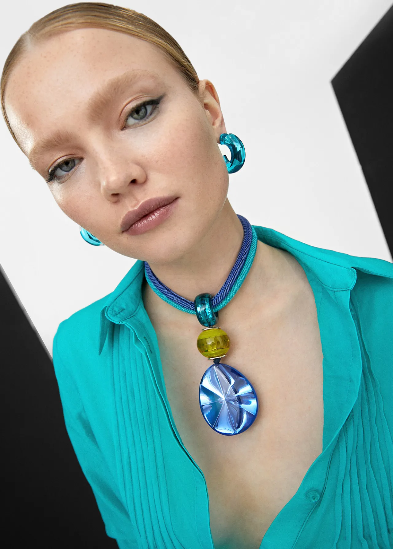 collar_con_maxi_colgante_5.webp Lola Casademunt Bisuteria<Collar con maxi colgante AZULELECTRICO