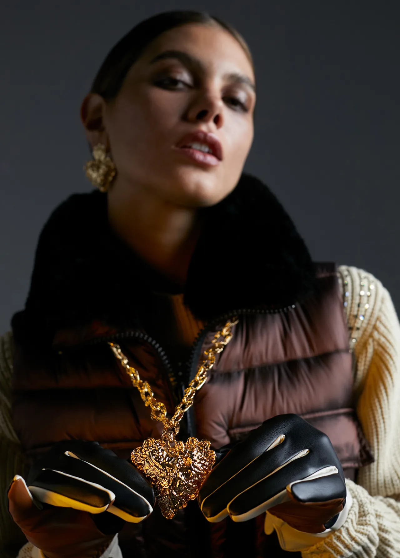 collar_dorado_largo_con_corazn_4.webp Lola Casademunt Collares<Collar largo con corazón DORADO