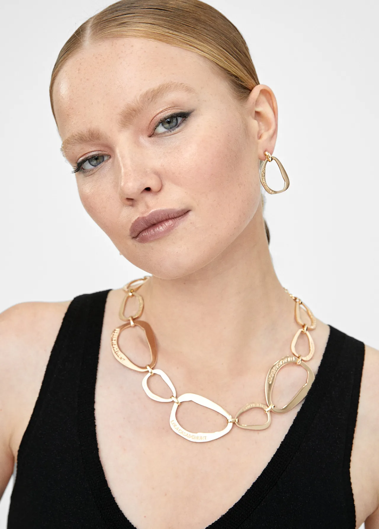collar_gargantilla_dorada_1.webp Lola Casademunt Bisuteria<Collar gargantilla dorada DORADO