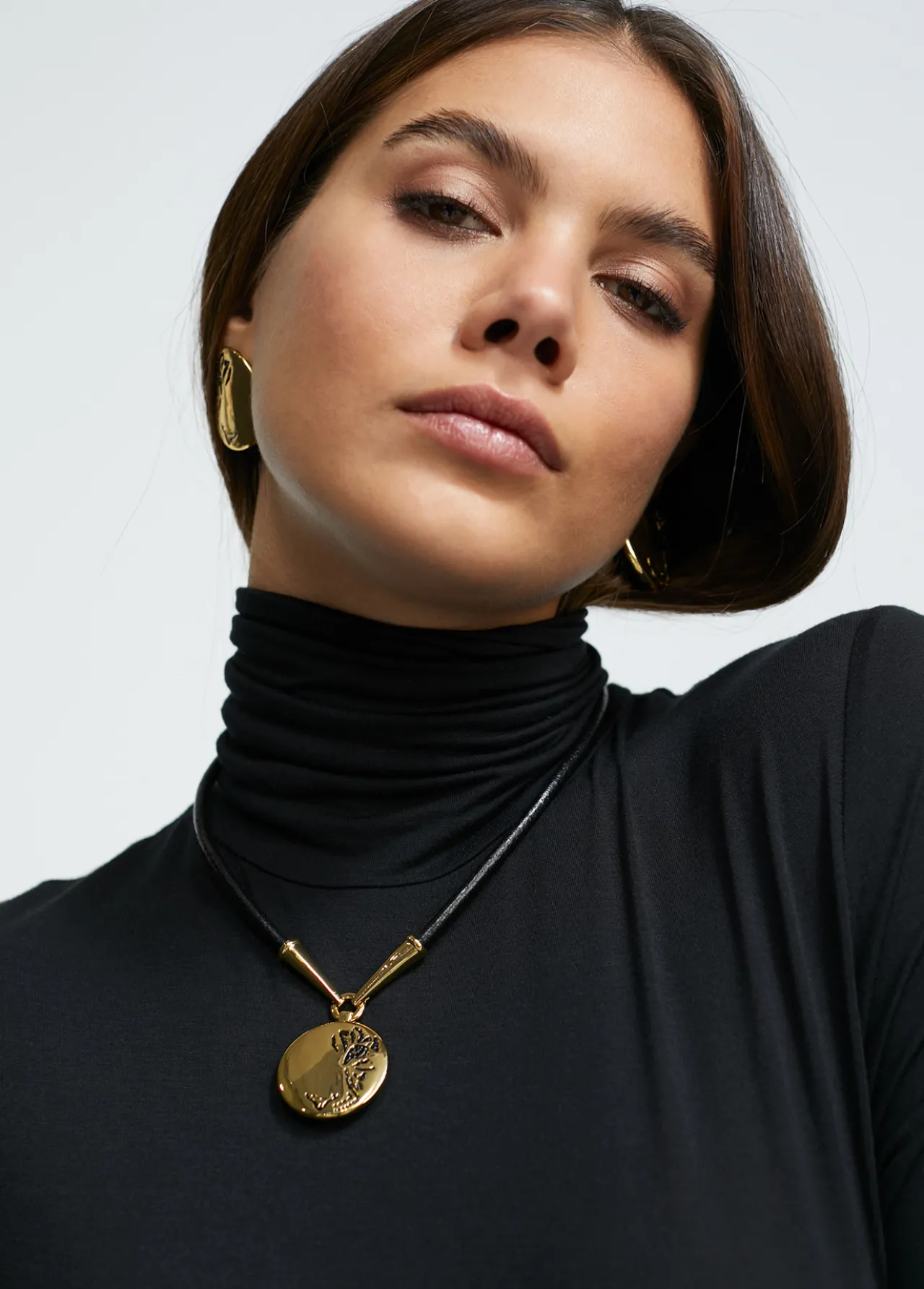 collar_gargantilla_medalla_1.webp Lola Casademunt Collares<Collar gargantilla medalla METAL-NEGRO