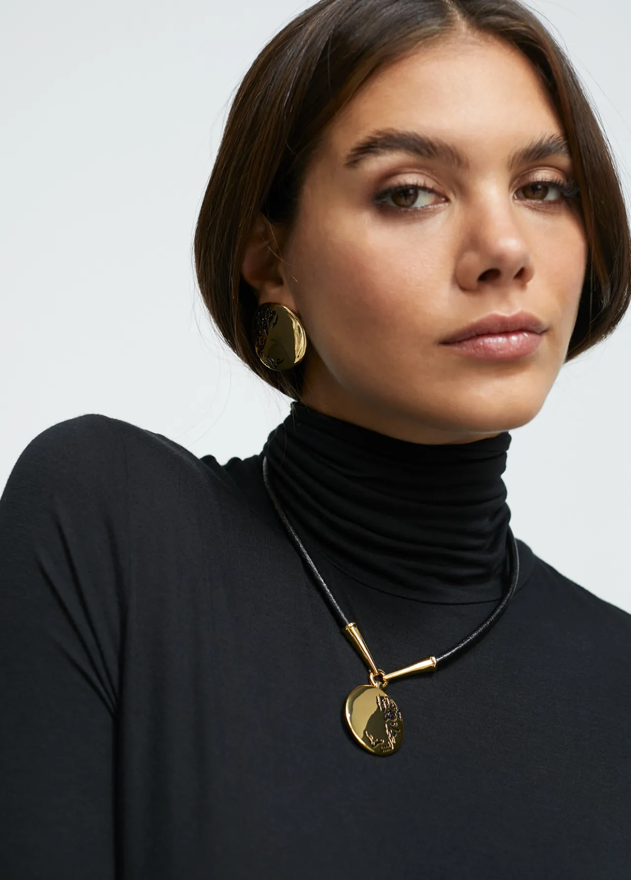 collar_gargantilla_medalla_6.webp Lola Casademunt Collares<Collar gargantilla medalla METAL-NEGRO