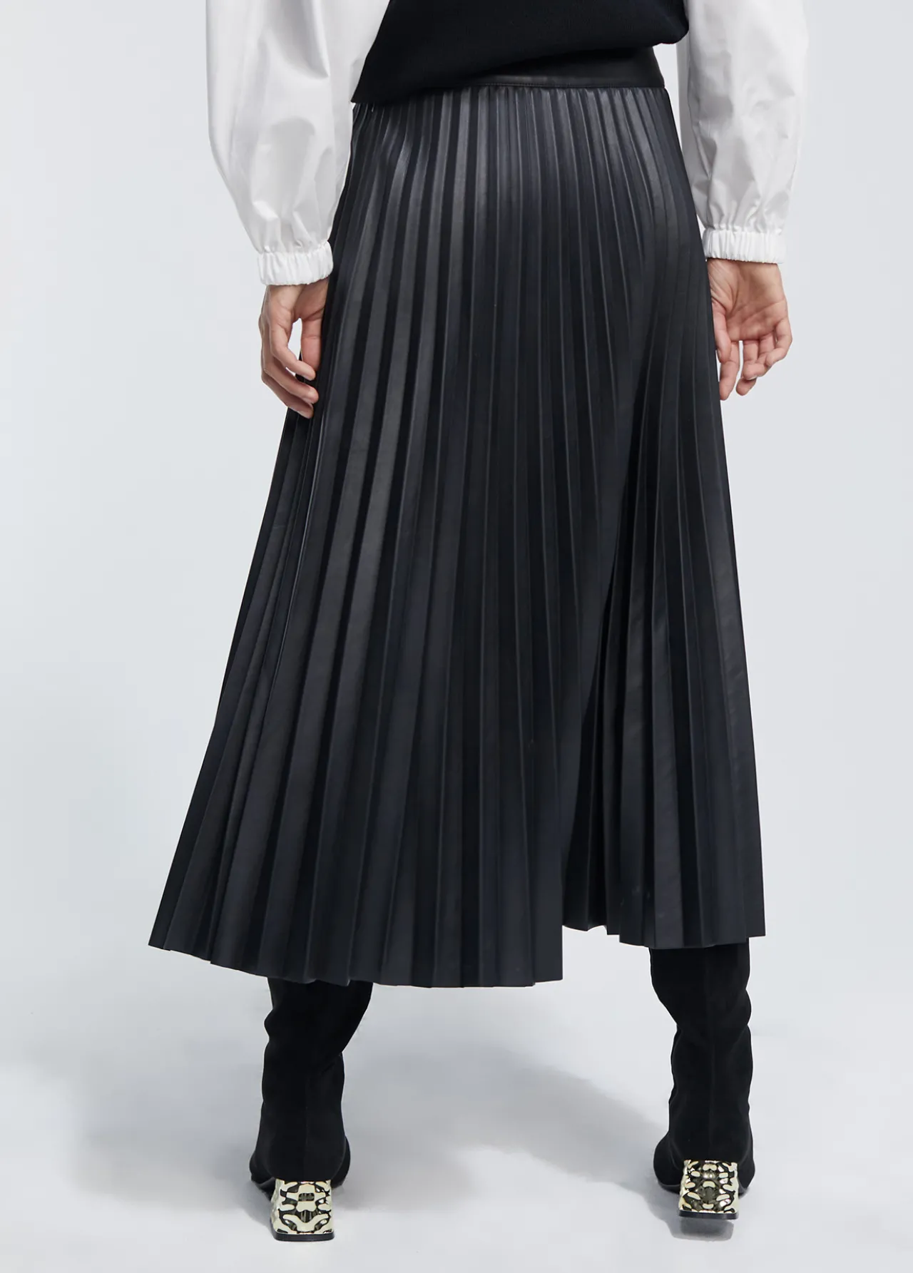 falda_efecto_piel_2.webp Lola Casademunt Vestidos Y Faldas<Falda efecto piel NEGRO