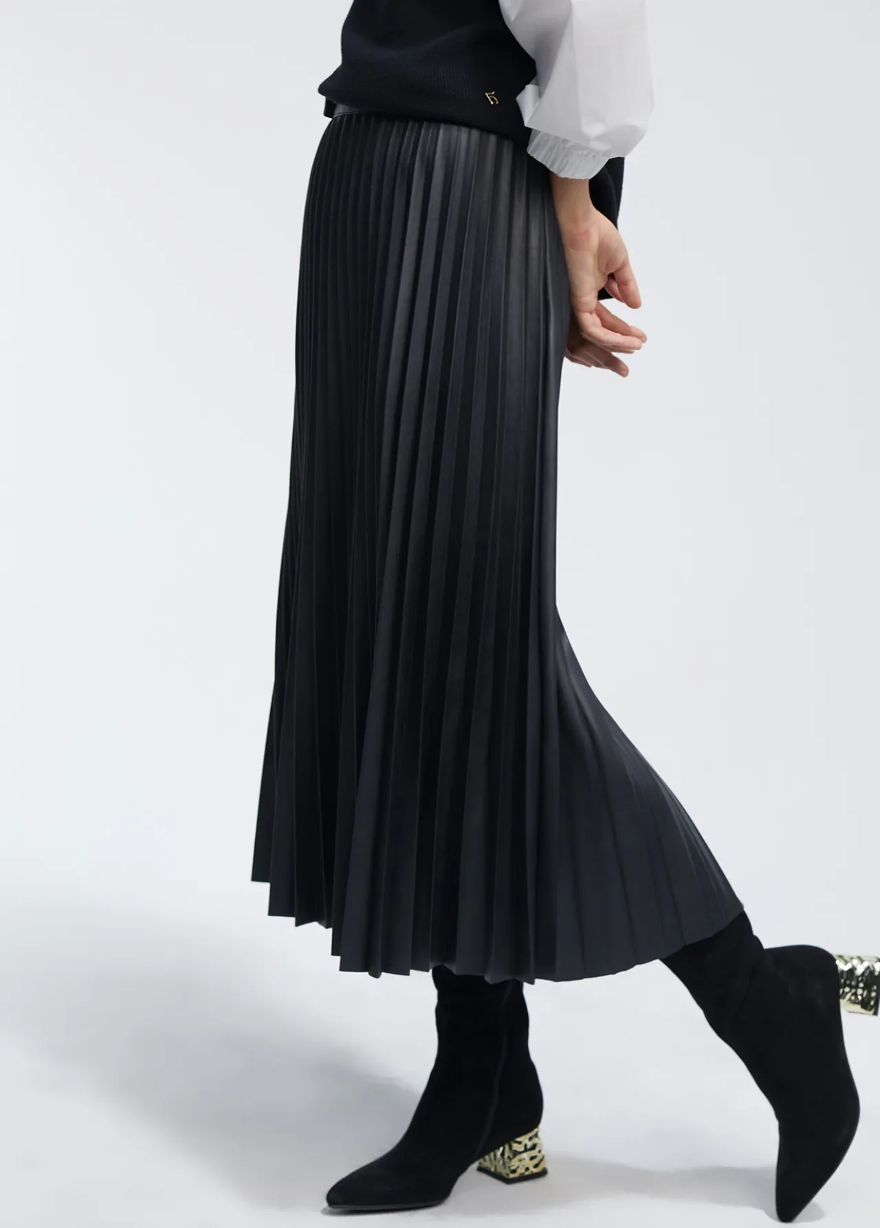 falda_efecto_piel_3.webp Lola Casademunt Vestidos Y Faldas<Falda efecto piel NEGRO