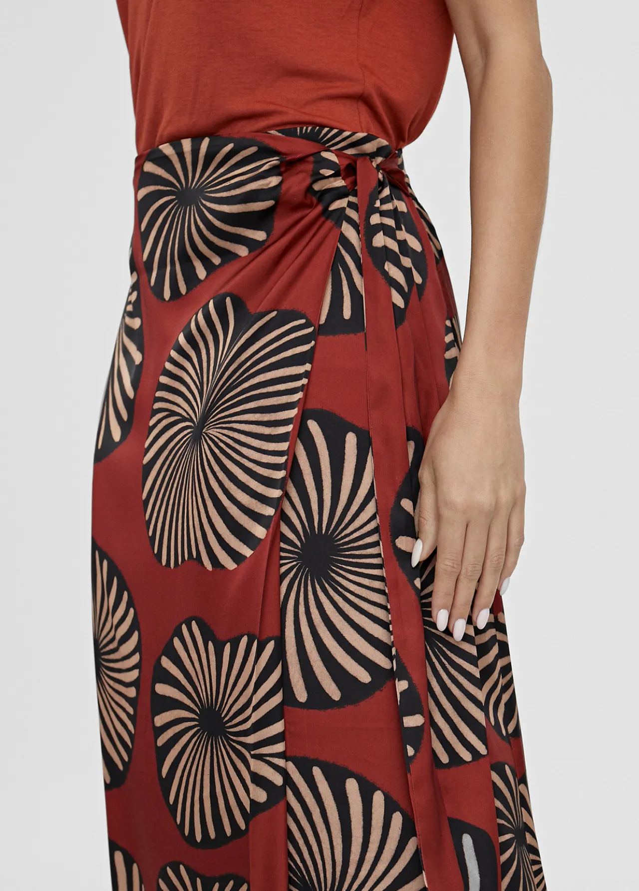 falda_estampada_tipo_pareo_4.webp Lola Casademunt Vestidos Y Faldas<Falda estampada tipo pareo ROJO-NEGRO