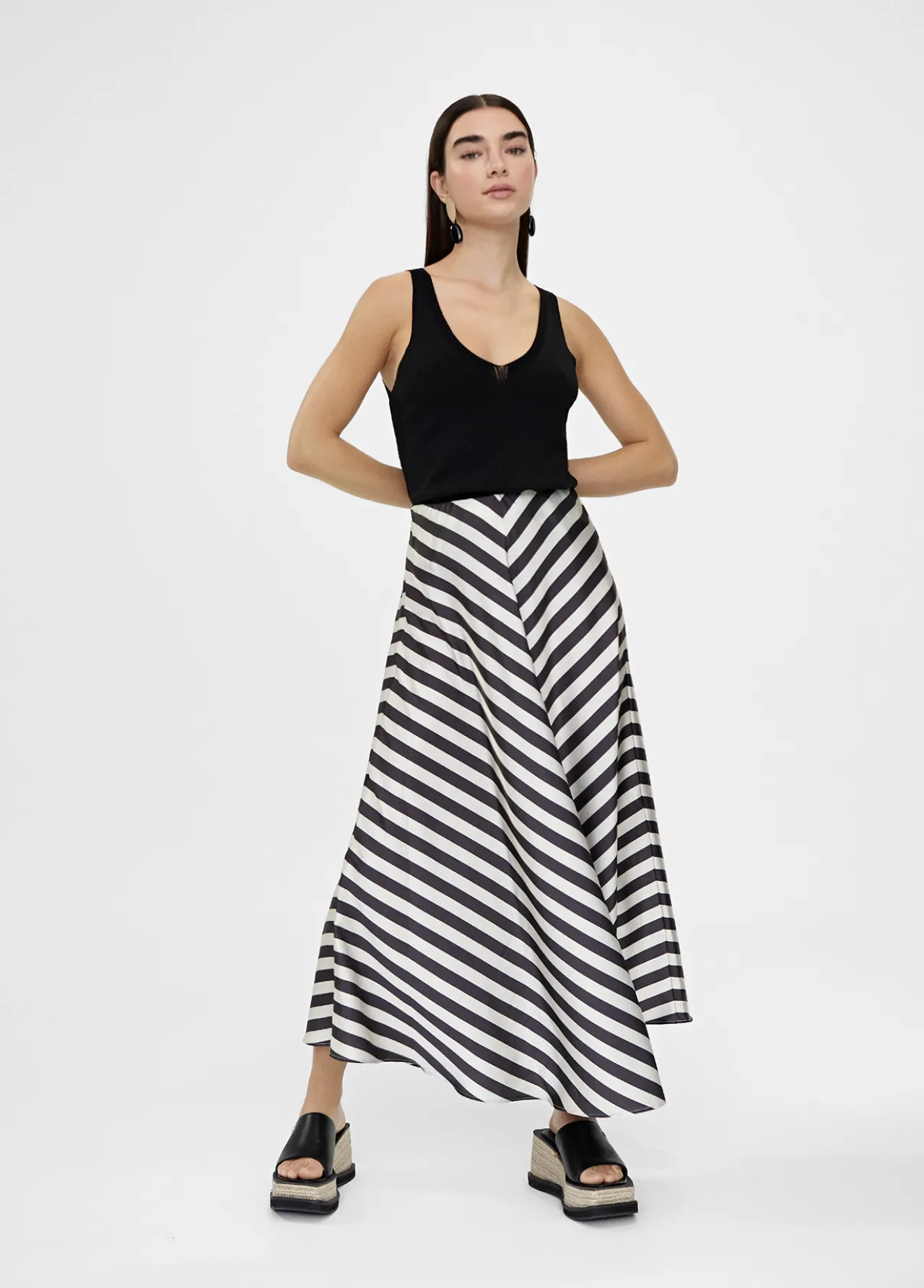falda_midi_de_rayas_0.webp Lola Casademunt Vestidos Y Faldas<Falda midi de rayas NEGRO-BLANCO