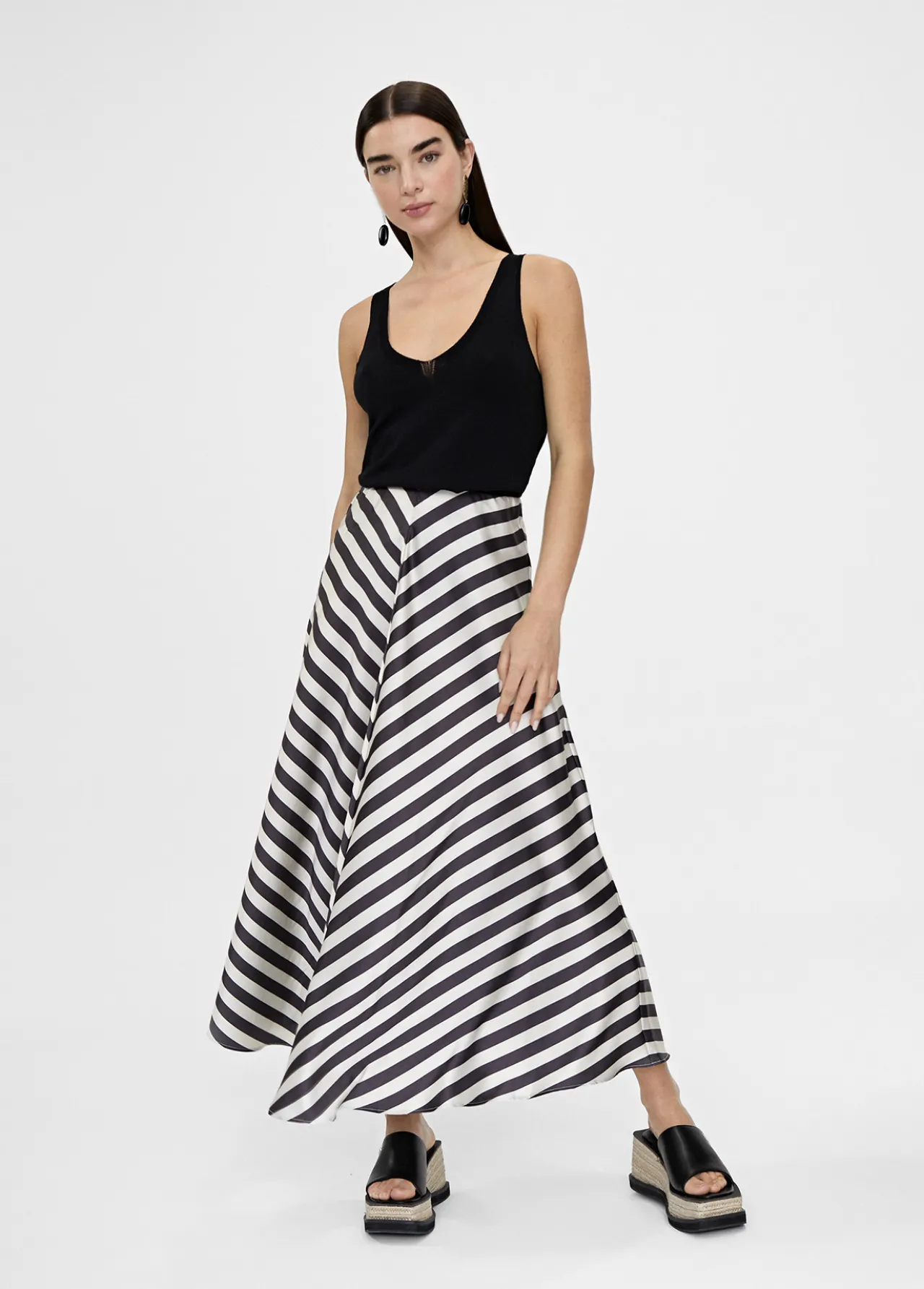 falda_midi_de_rayas_1.webp Lola Casademunt Vestidos Y Faldas<Falda midi de rayas NEGRO-BLANCO