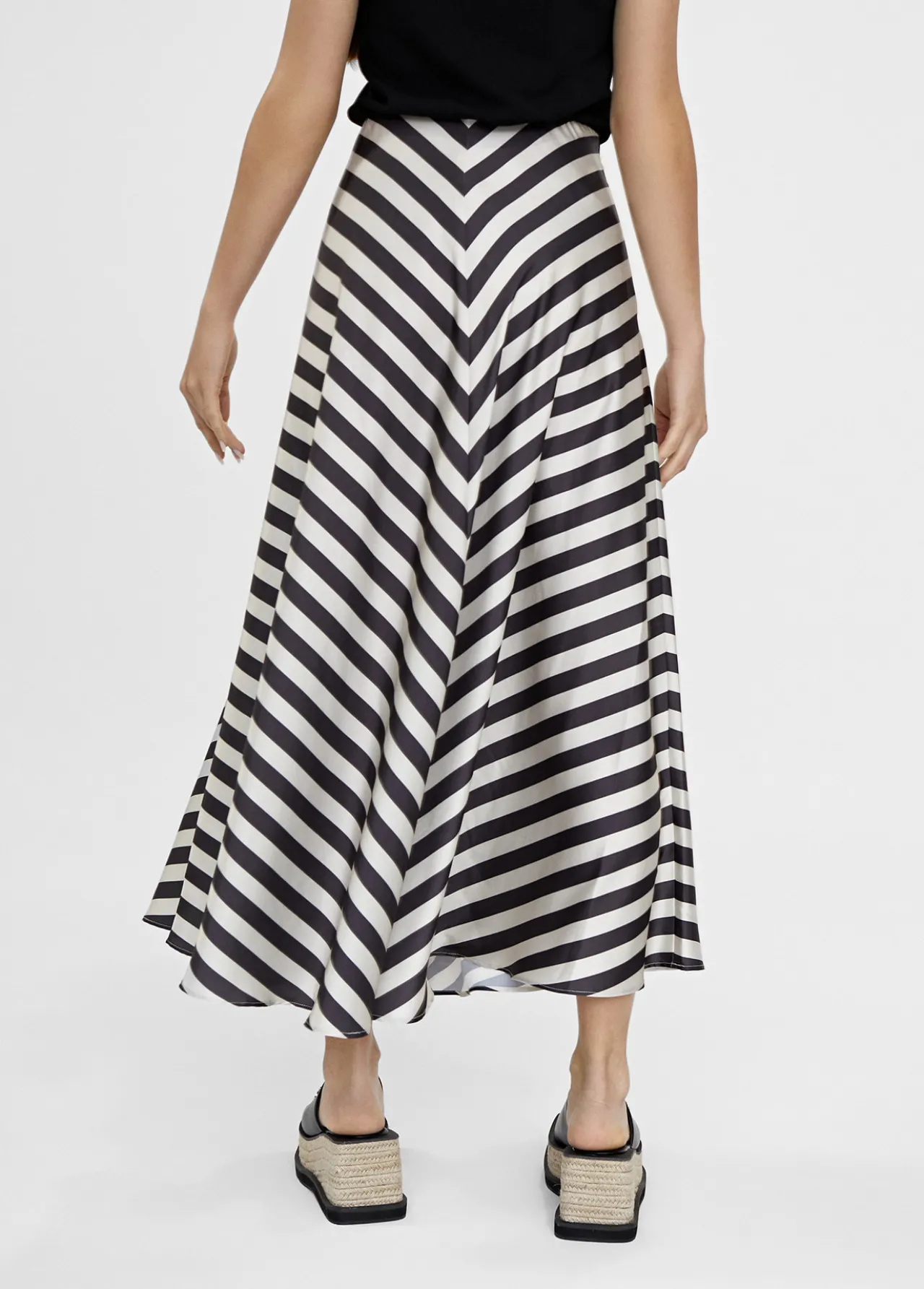 falda_midi_de_rayas_3.webp Lola Casademunt Vestidos Y Faldas<Falda midi de rayas NEGRO-BLANCO