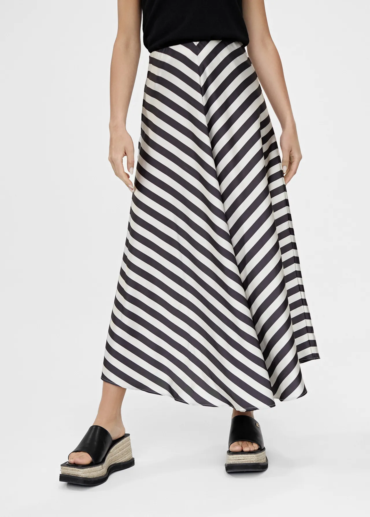 falda_midi_de_rayas_4.webp Lola Casademunt Vestidos Y Faldas<Falda midi de rayas NEGRO-BLANCO