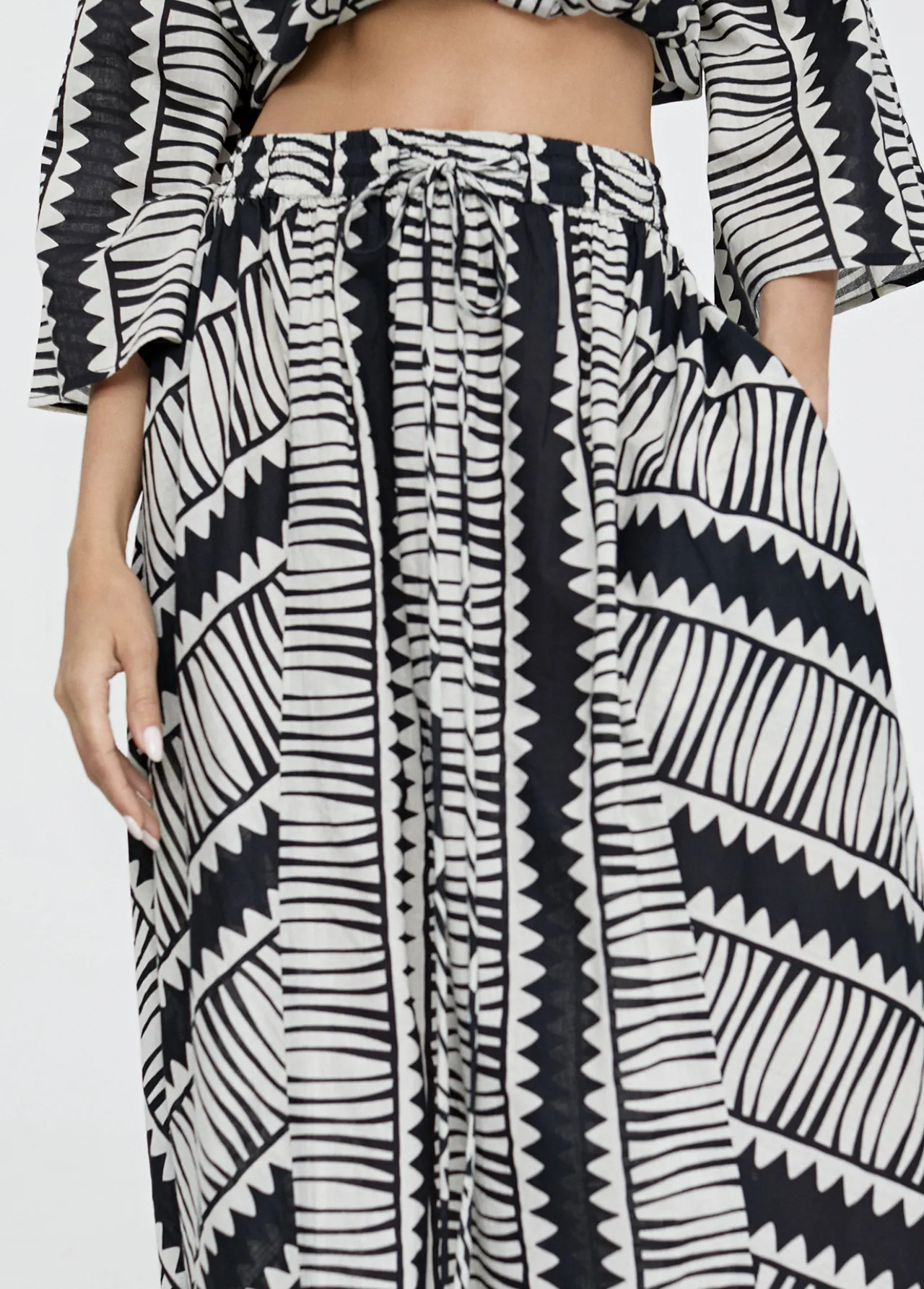 falda_midi_estampada_3.webp Lola Casademunt Vestidos Y Faldas<Falda midi estampada NEGRO-BLANCO