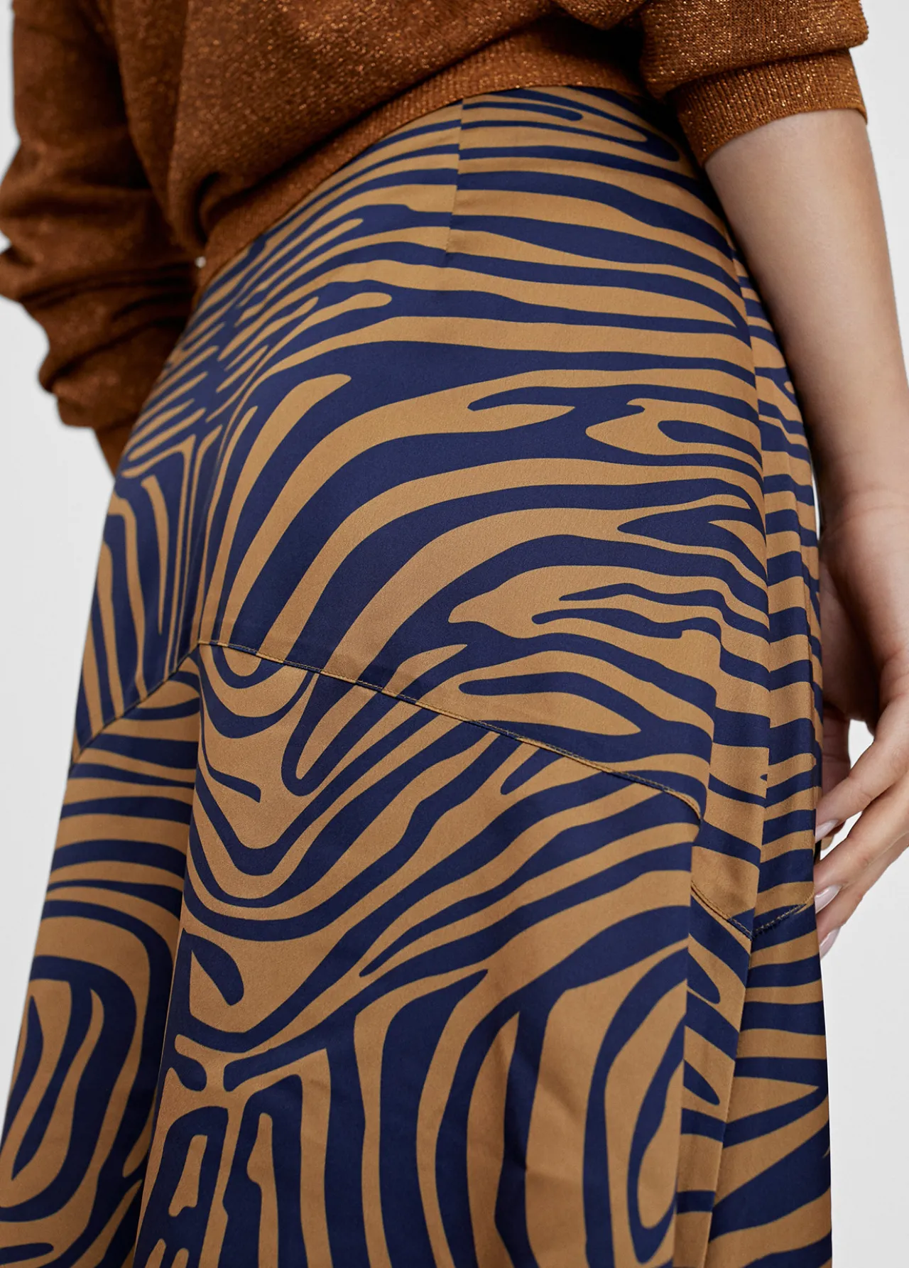 falda_midi_estampado_cebra_4.webp Lola Casademunt Vestidos Y Faldas<Falda midi estampado cebra MARRON-AZUL