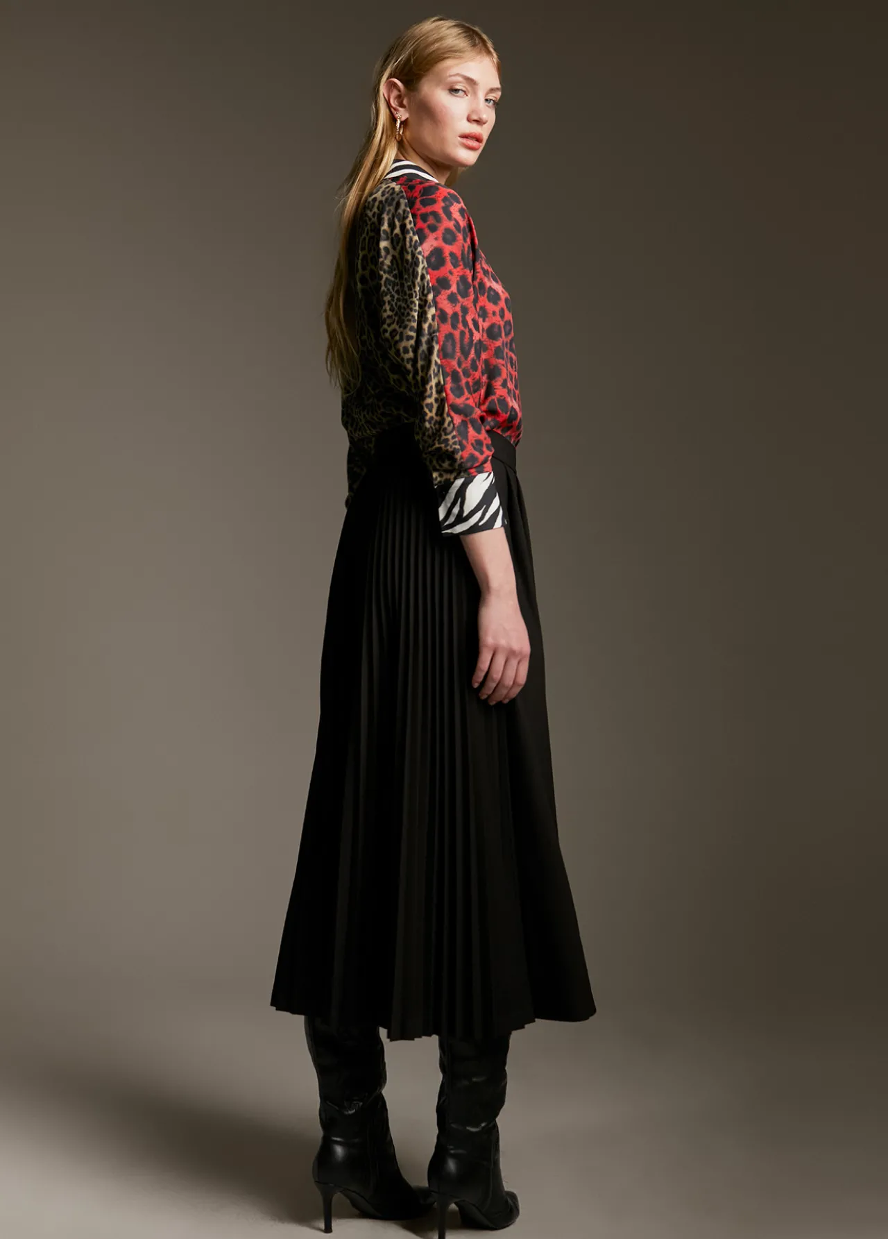 falda_midi_plisada_1.webp Lola Casademunt Vestidos Y Faldas<Falda midi plisada NEGRO